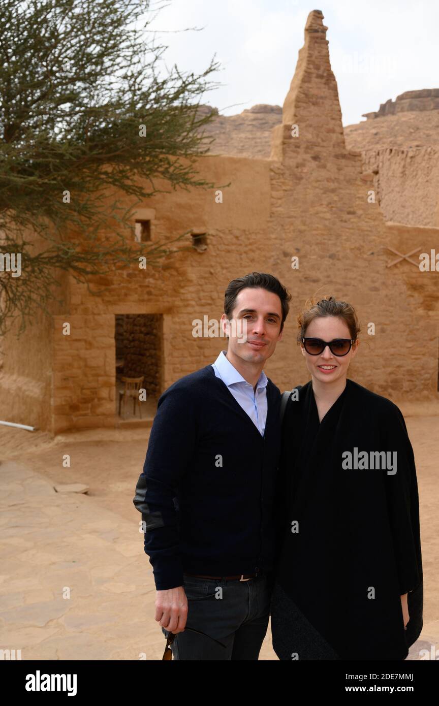 Jean-Baptiste Djebbari, député français, et Fiona Sisso, femme, ont été vus  lors d'une visite de la vieille ville, à Al Ula, en Arabie Saoudite, le 5  janvier 2019, dans le cadre du