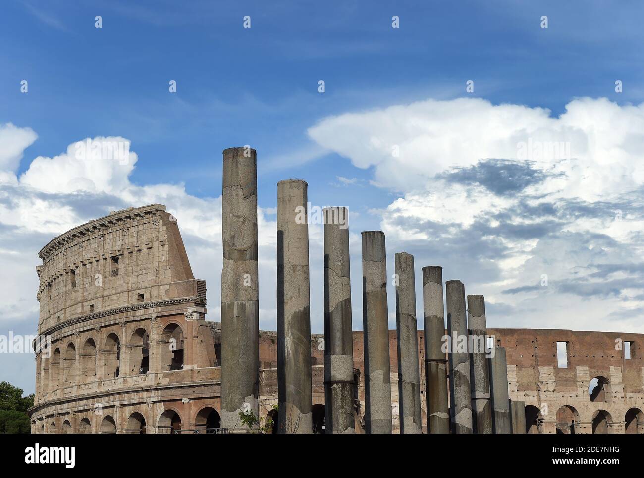 Le Colisée et le Temple de Vénus et de Rome à Rome (Italie) (6/2018) - le Colisée (ou Colisée) aussi connu sous le nom d'Amphithéâtre Flavian ). La construction a commencé sous l'empereur Vespasien en 72 et a été achevée en 80 sous son successeur et héritier Titus. -le Temple de Vénus et de Rome. Situé sur la colline de Velian, entre la limite est du Forum Romanum et le Colisée, il a été dédié aux déesses venus Felix et Roma Aeterna. L'architecte était l'empereur Hadrien et la construction a commencé en 121. Il a été officiellement inauguré par Hadrien en 135, et terminé en 141 sous Antoninu Banque D'Images