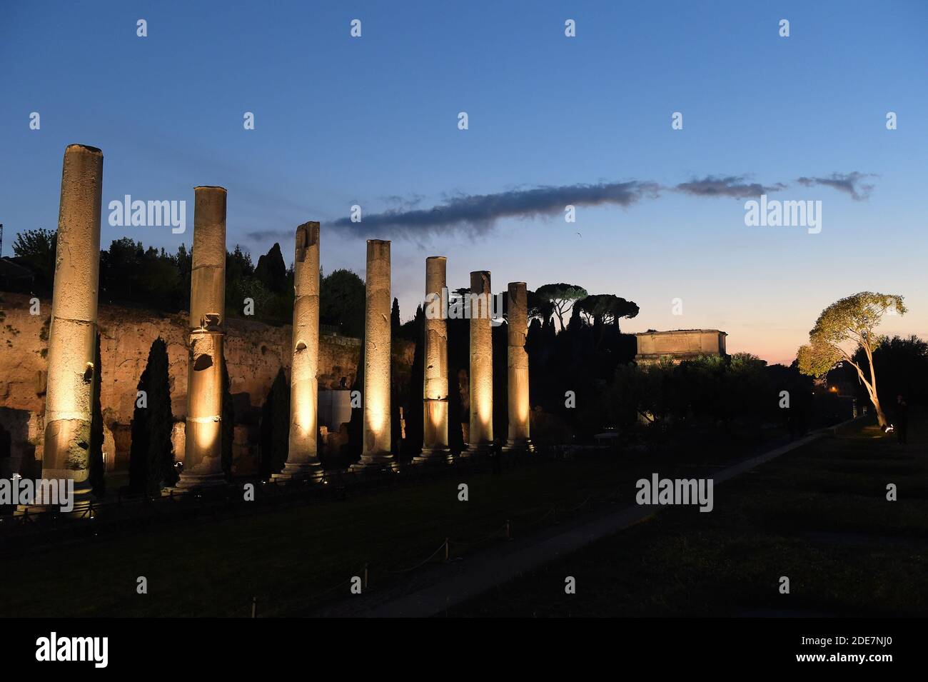 Le Temple de Vénus et de Rome, à Rome, en Italie, le 2017 avril. Situé sur la colline de Velian, entre la limite est du Forum Romanum et le Colisée, il a été dédié aux déesses venus Felix et Roma Aeterna. L'architecte était l'empereur Hadrien et la construction a commencé en 121. Il a été officiellement inauguré par Hadrien en 135, et terminé en 141 sous Antoninus Pie. Photo: Eric Vandeville/ABACAPRESS.COM Banque D'Images