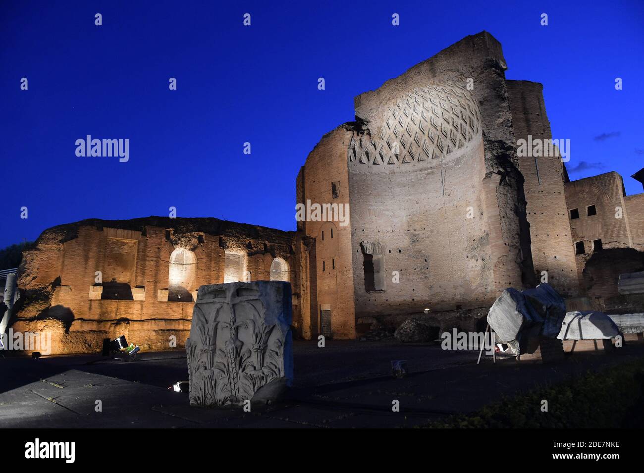 Le Temple de Vénus et de Rome, à Rome, en Italie, le 2017 avril. Situé sur la colline de Velian, entre la limite est du Forum Romanum et le Colisée, il a été dédié aux déesses venus Felix et Roma Aeterna. L'architecte était l'empereur Hadrien et la construction a commencé en 121. Il a été officiellement inauguré par Hadrien en 135, et terminé en 141 sous Antoninus Pie. Photo: Eric Vandeville/ABACAPRESS.COM Banque D'Images