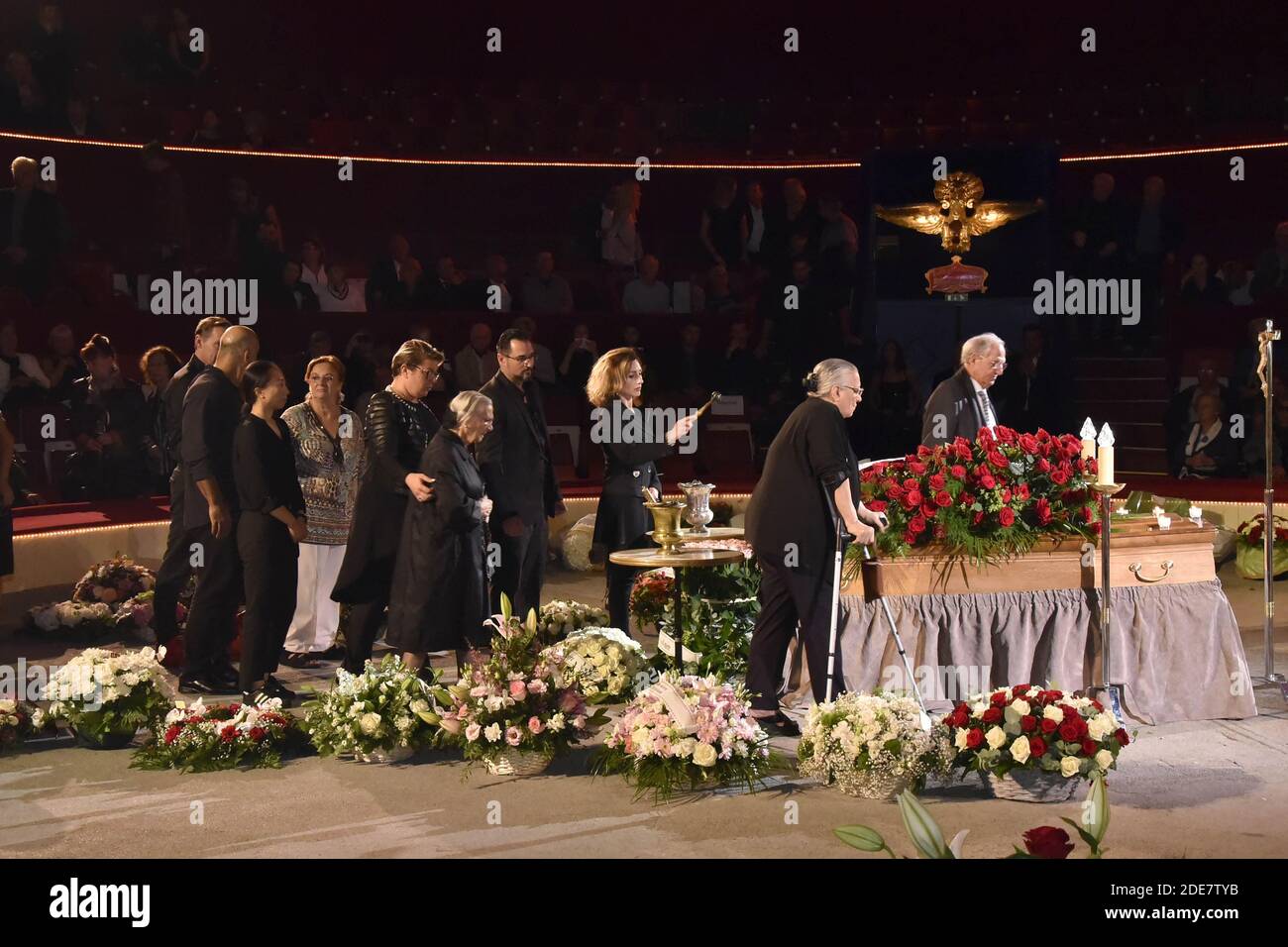 Les parents paient leurs respects devant le cercueil de Rosa Bouglione, une artiste de cirque française tardive, lors d'un service commémoratif au Cirque d'hiver, le 29 août 2018, à Paris. Rosa Bouglione, la matriarche vedette et célébrité de la légendaire famille de cirque Bouglione en France, est décédée à l'âge de 107 ans, le 26 août 2018. Photo de Patrice Pierrot/avenir Pictures/ABACAPRESS.COM Banque D'Images