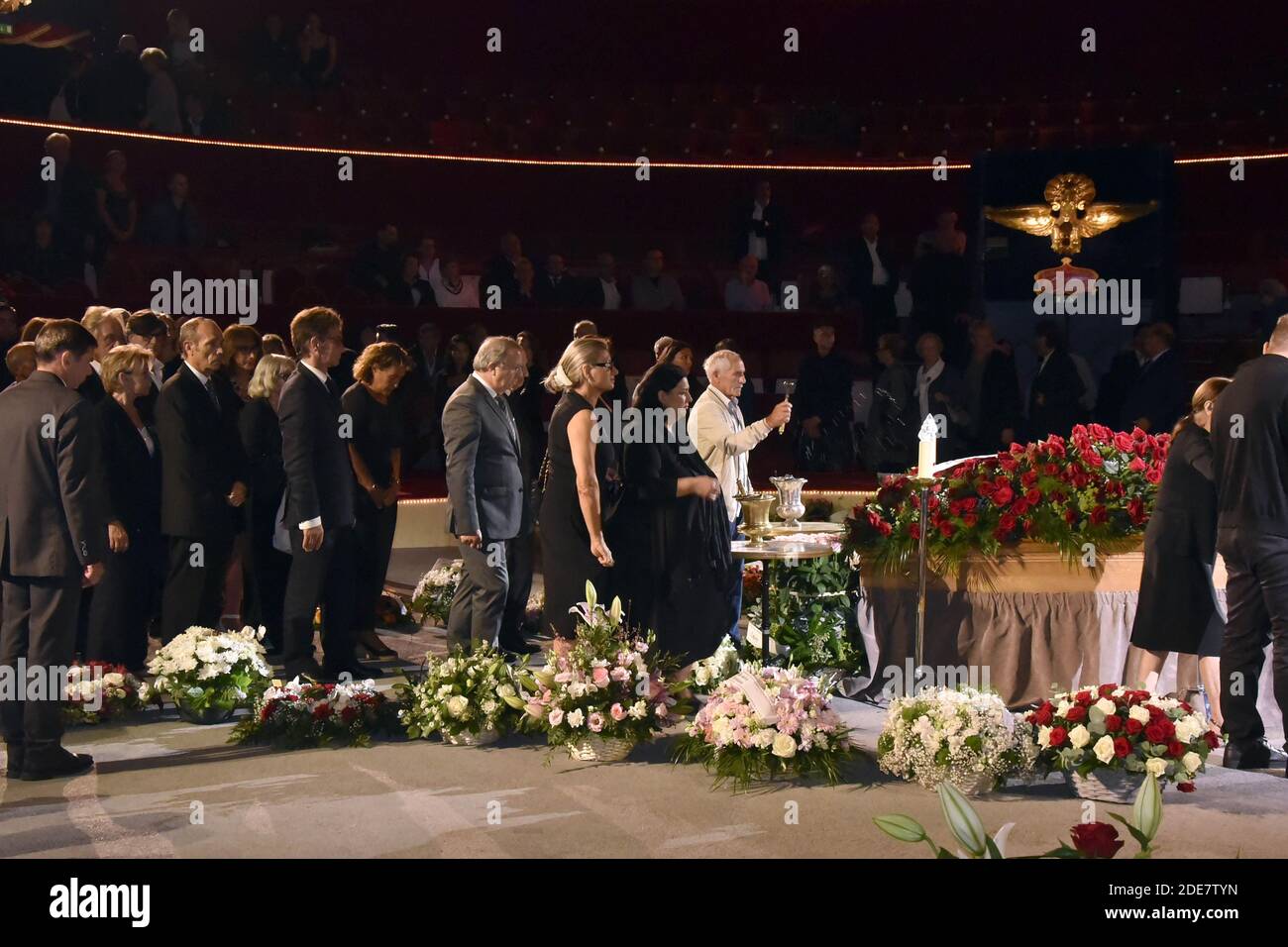 Les parents paient leurs respects devant le cercueil de Rosa Bouglione, une artiste de cirque française tardive, lors d'un service commémoratif au Cirque d'hiver, le 29 août 2018, à Paris. Rosa Bouglione, la matriarche vedette et célébrité de la légendaire famille de cirque Bouglione en France, est décédée à l'âge de 107 ans, le 26 août 2018. Photo de Patrice Pierrot/avenir Pictures/ABACAPRESS.COM Banque D'Images