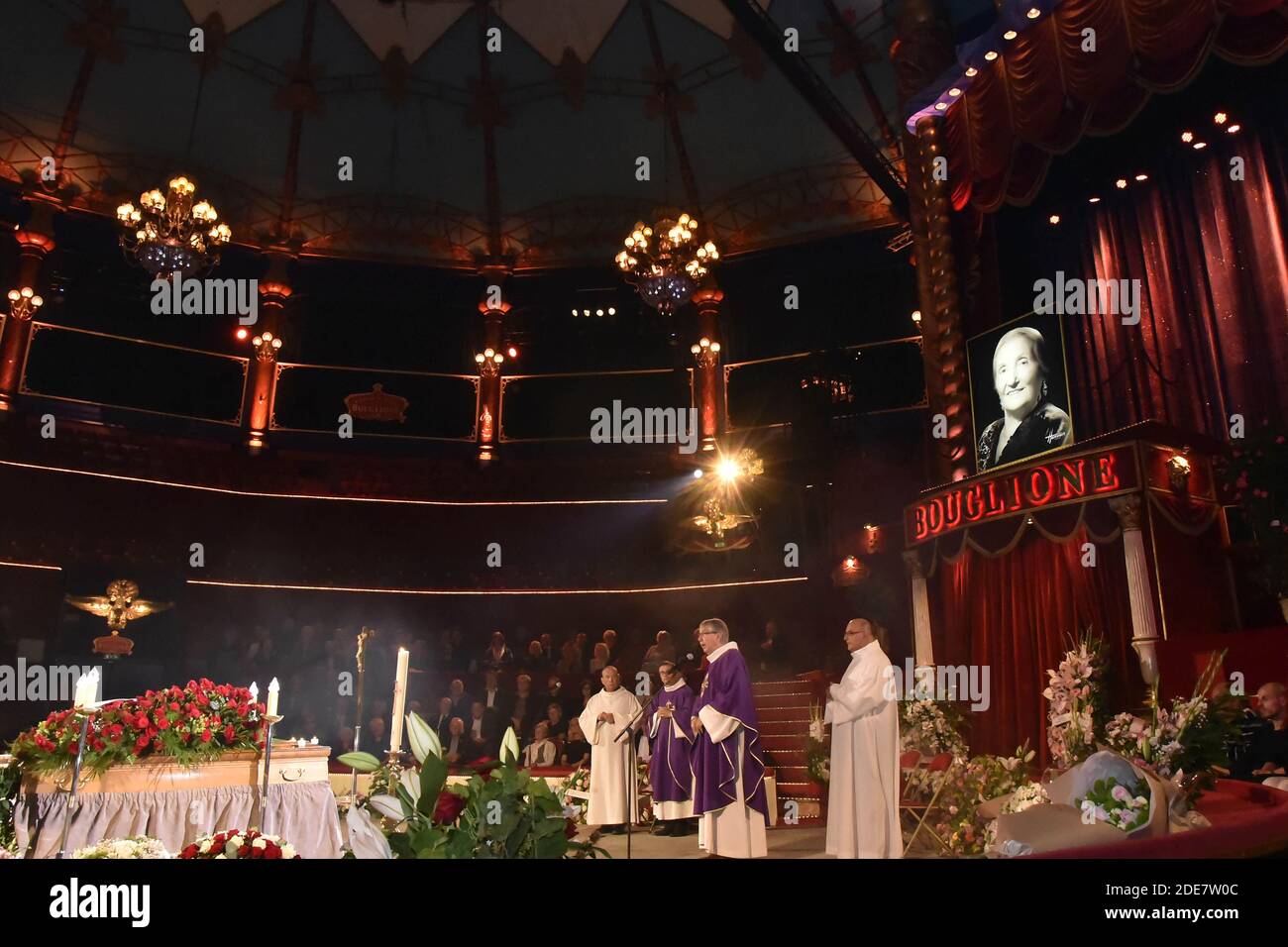 Les parents paient leurs respects devant le cercueil de Rosa Bouglione, une artiste de cirque française tardive, lors d'un service commémoratif au Cirque d'hiver, le 29 août 2018, à Paris. Rosa Bouglione, la matriarche vedette et célébrité de la légendaire famille de cirque Bouglione en France, est décédée à l'âge de 107 ans, le 26 août 2018. Photo de Patrice Pierrot/avenir Pictures/ABACAPRESS.COM Banque D'Images