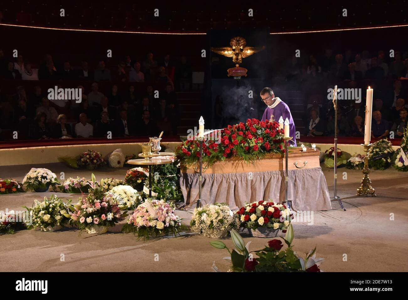 Les parents paient leurs respects devant le cercueil de Rosa Bouglione, une artiste de cirque française tardive, lors d'un service commémoratif au Cirque d'hiver, le 29 août 2018, à Paris. Rosa Bouglione, la matriarche vedette et célébrité de la légendaire famille de cirque Bouglione en France, est décédée à l'âge de 107 ans, le 26 août 2018. Photo de Patrice Pierrot/avenir Pictures/ABACAPRESS.COM Banque D'Images