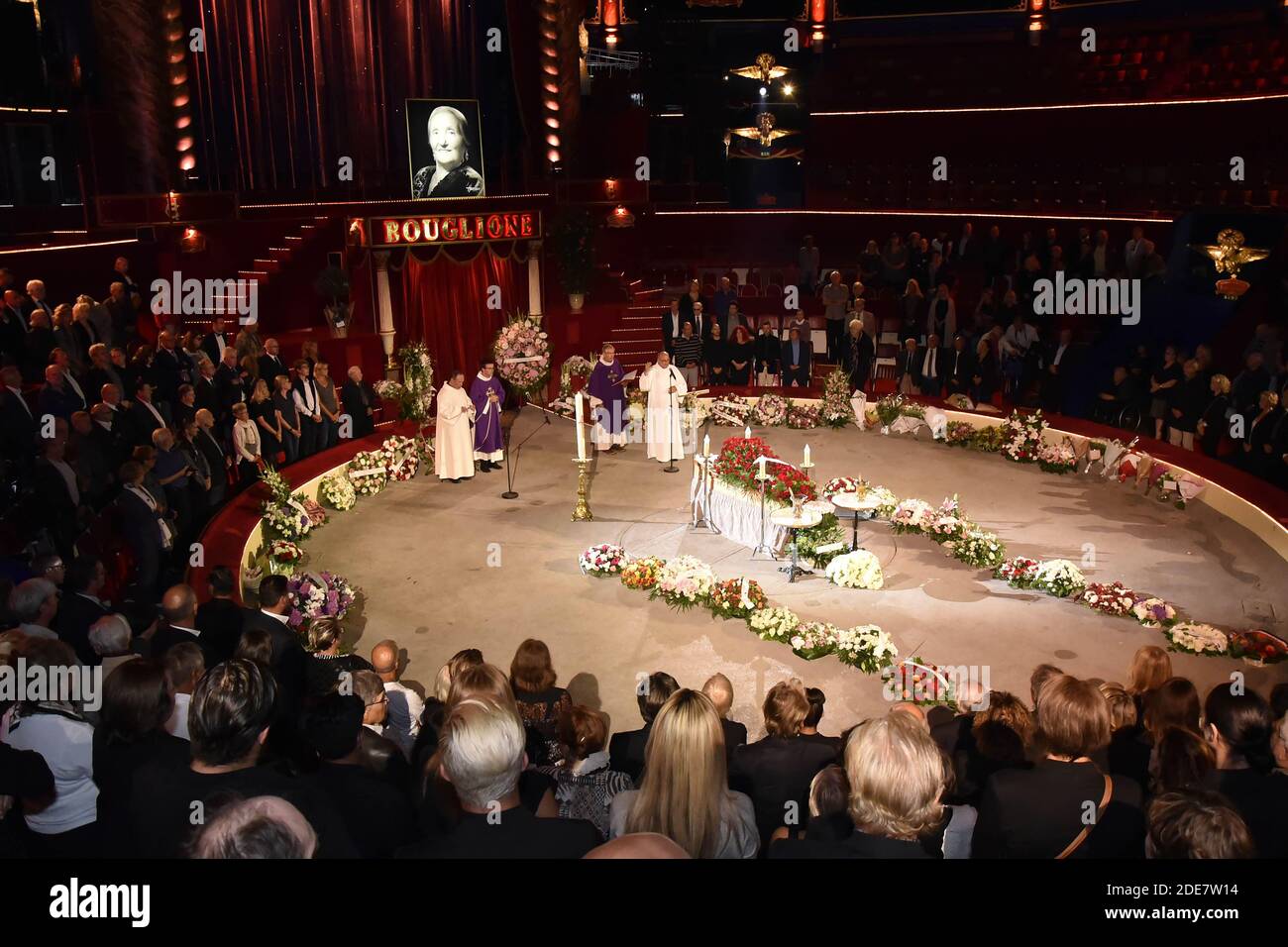 Les parents paient leurs respects devant le cercueil de Rosa Bouglione, une artiste de cirque française tardive, lors d'un service commémoratif au Cirque d'hiver, le 29 août 2018, à Paris. Rosa Bouglione, la matriarche vedette et célébrité de la légendaire famille de cirque Bouglione en France, est décédée à l'âge de 107 ans, le 26 août 2018. Photo de Patrice Pierrot/avenir Pictures/ABACAPRESS.COM Banque D'Images