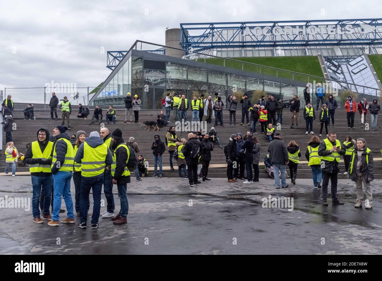 Les manifestants portant une veste jaune participent à la 9e manifestation du mouvement de protestation des Gilets Jaunes à Paris. Environ 8,000 personnes ont marché entre Bercy et la place de l'Etoile dans un calme relatif. Paris, France, le 12 janvier 2019. Photo de Samuel Boivin / ABACAPRESS.COM Banque D'Images