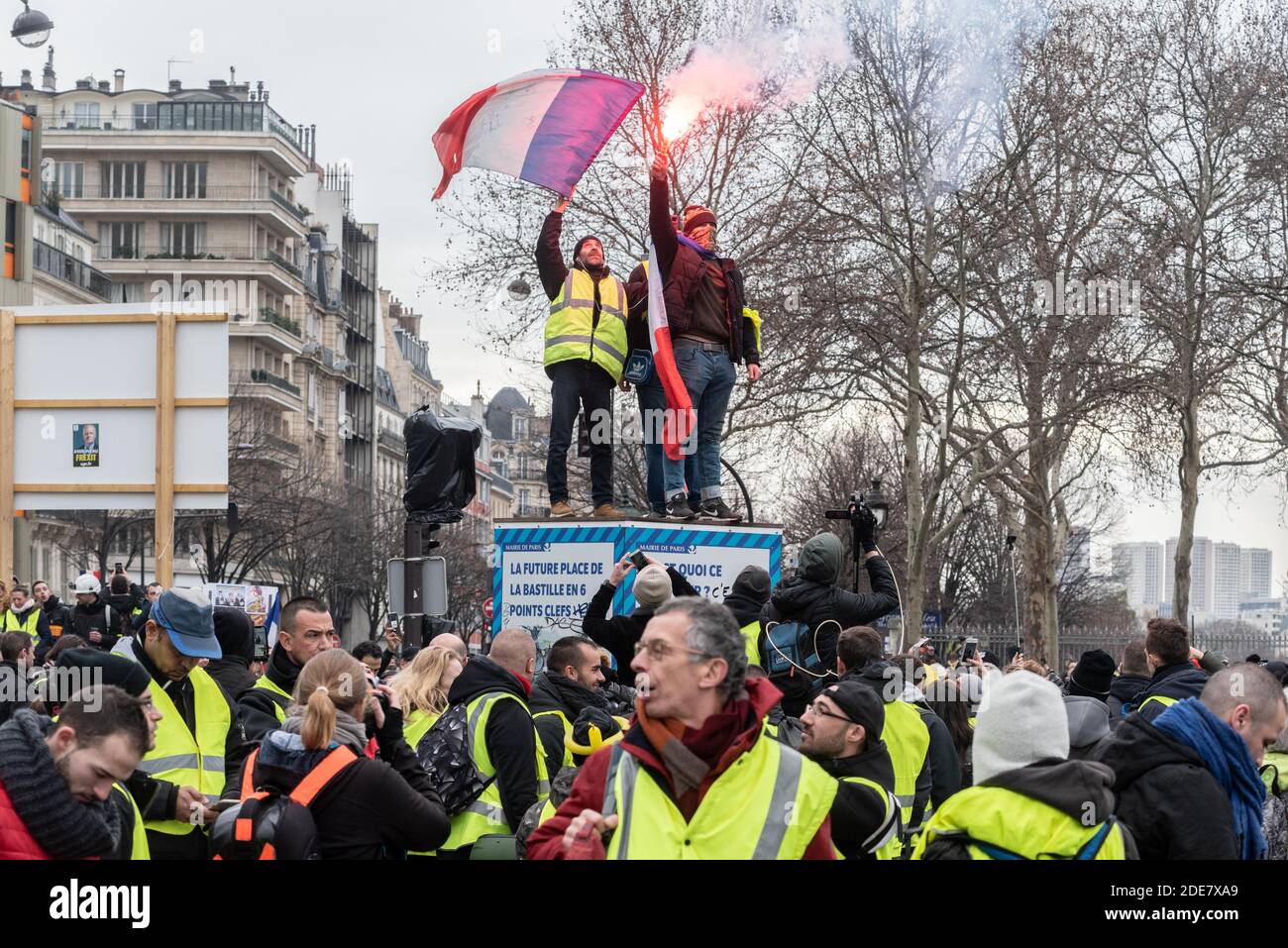 Les manifestants portant une veste jaune participent à la 9e manifestation  du mouvement de protestation des Gilets Jaunes à Paris. Environ 8,000  personnes ont marché entre Bercy et la place de l'Etoile