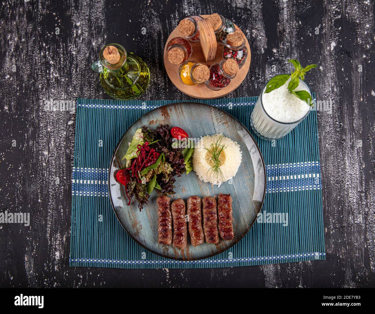 Boulettes de viande de plats traditionnels turcs, boulettes de viande grillées, izgara kofte turc, une belle présentation. Banque D'Images
