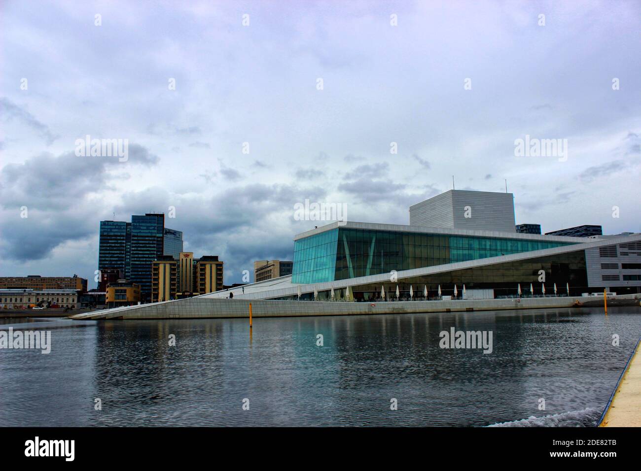 Opéra d'Oslo au bord de l'Oslofjord avec de l'eau Banque D'Images