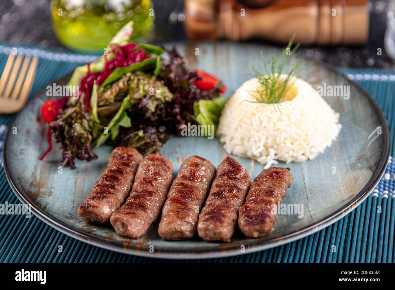 Boulettes de viande de plats traditionnels turcs, boulettes de viande grillées, izgara kofte turc, une belle présentation. Banque D'Images