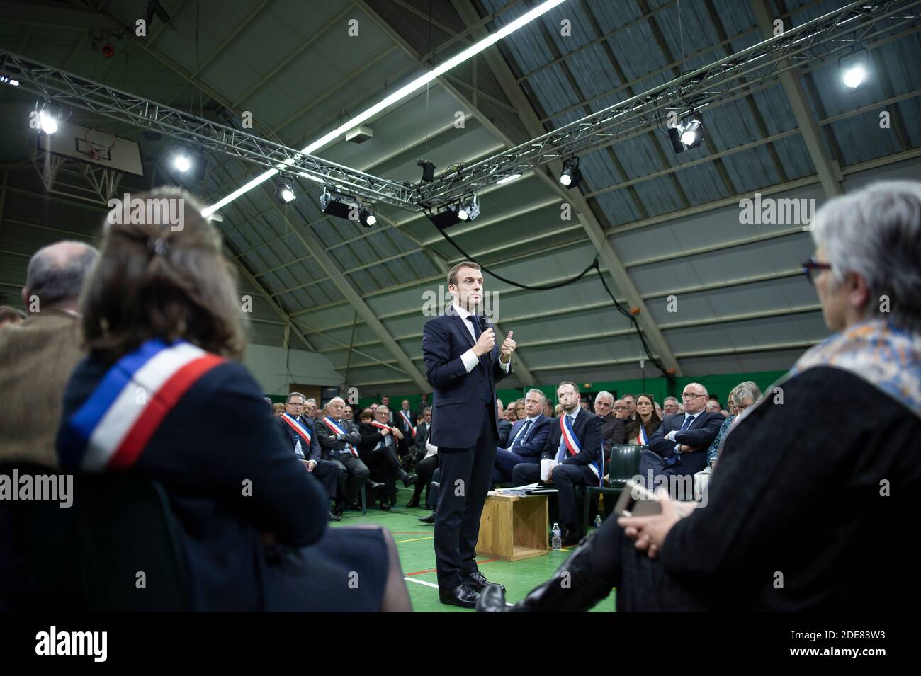 Le président français Emmanuel Macron s'adresse à une réunion rassemblant quelque 600 maires qui relateront les préoccupations exprimées par les habitants de leurs villes et villages dans la ville normande de Grand Bourgtheroulde le 15 janvier 2019, dans le cadre du lancement officiel du « grand débat national », Une planche centrale du président français Emmanuel Macron a fait une tentative de tourner la page de sa présidence assiégée depuis les manifestations du mouvement de la veste jaune (gilet jaune). La réunion sonne le début de deux mois de consultations publiques dans les villes et villages de tout le pays sur quatre thèmes principaux: La fiscalité; la transition de la France à la LO Banque D'Images