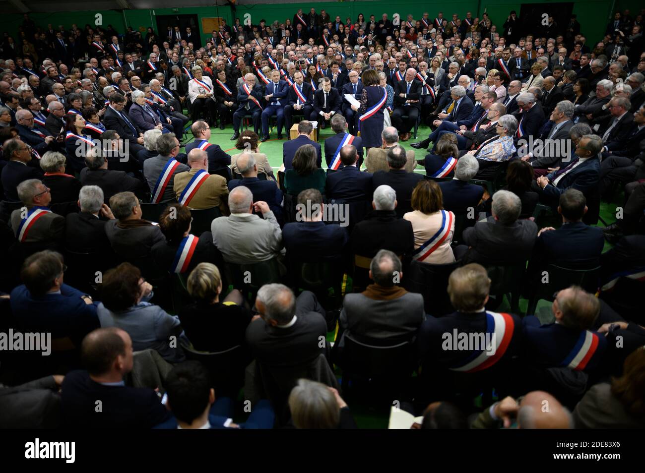 Le président français Emmanuel Macron s'adresse à une réunion rassemblant quelque 600 maires qui relateront les préoccupations exprimées par les habitants de leurs villes et villages dans la ville normande de Grand Bourgtheroulde le 15 janvier 2019, dans le cadre du lancement officiel du « grand débat national », Une planche centrale du président français Emmanuel Macron a fait une tentative de tourner la page de sa présidence assiégée depuis les manifestations du mouvement de la veste jaune (gilet jaune). La réunion sonne le début de deux mois de consultations publiques dans les villes et villages de tout le pays sur quatre thèmes principaux: La fiscalité; la transition de la France à la LO Banque D'Images