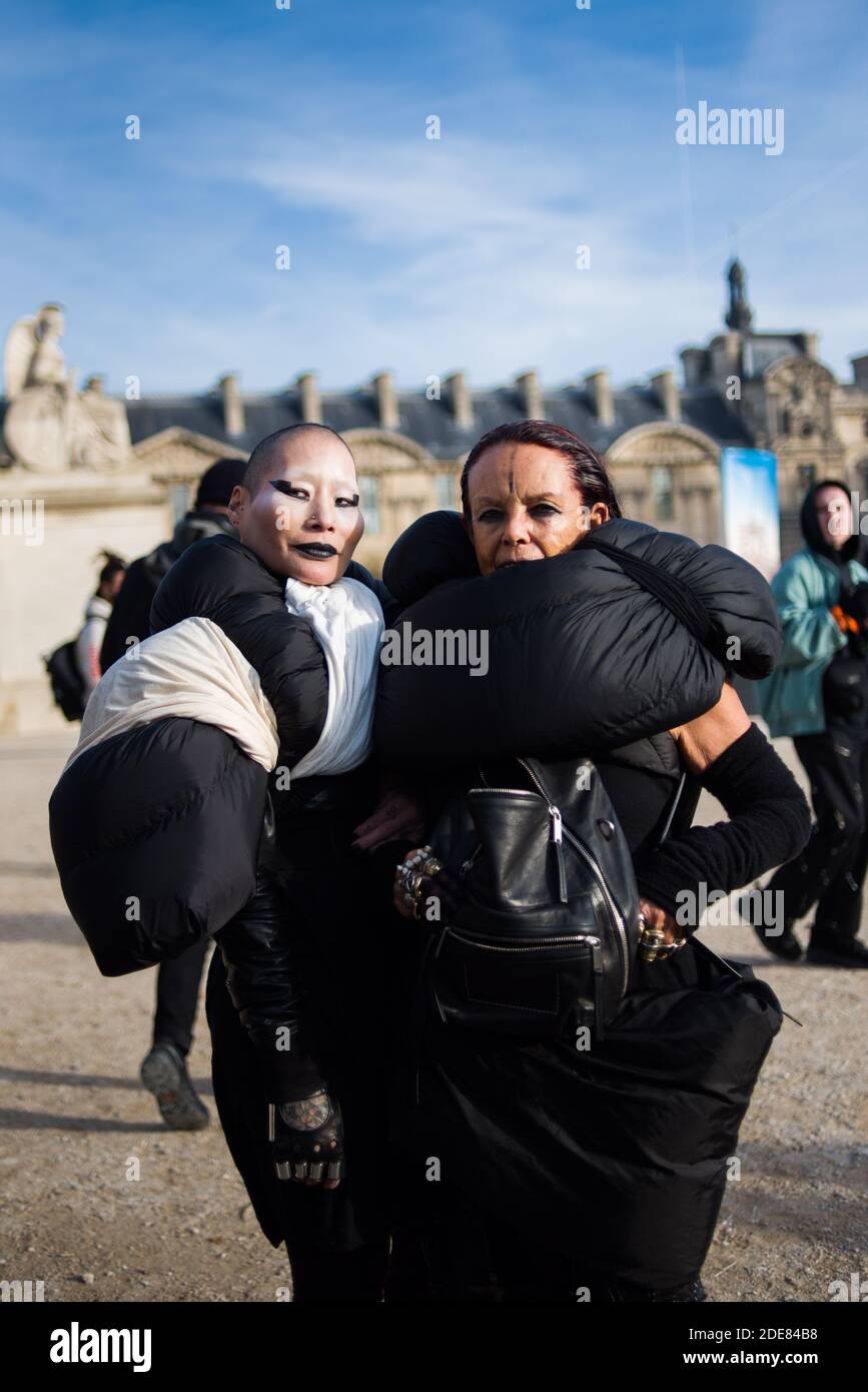 L'épouse de Rick Owens, Michele Lamy et une femme posent avant les  spectacles Off White dans le cadre de vêtements pour hommes automne/hiver  2019-2020 le 16 janvier à Paris, France. Photo de