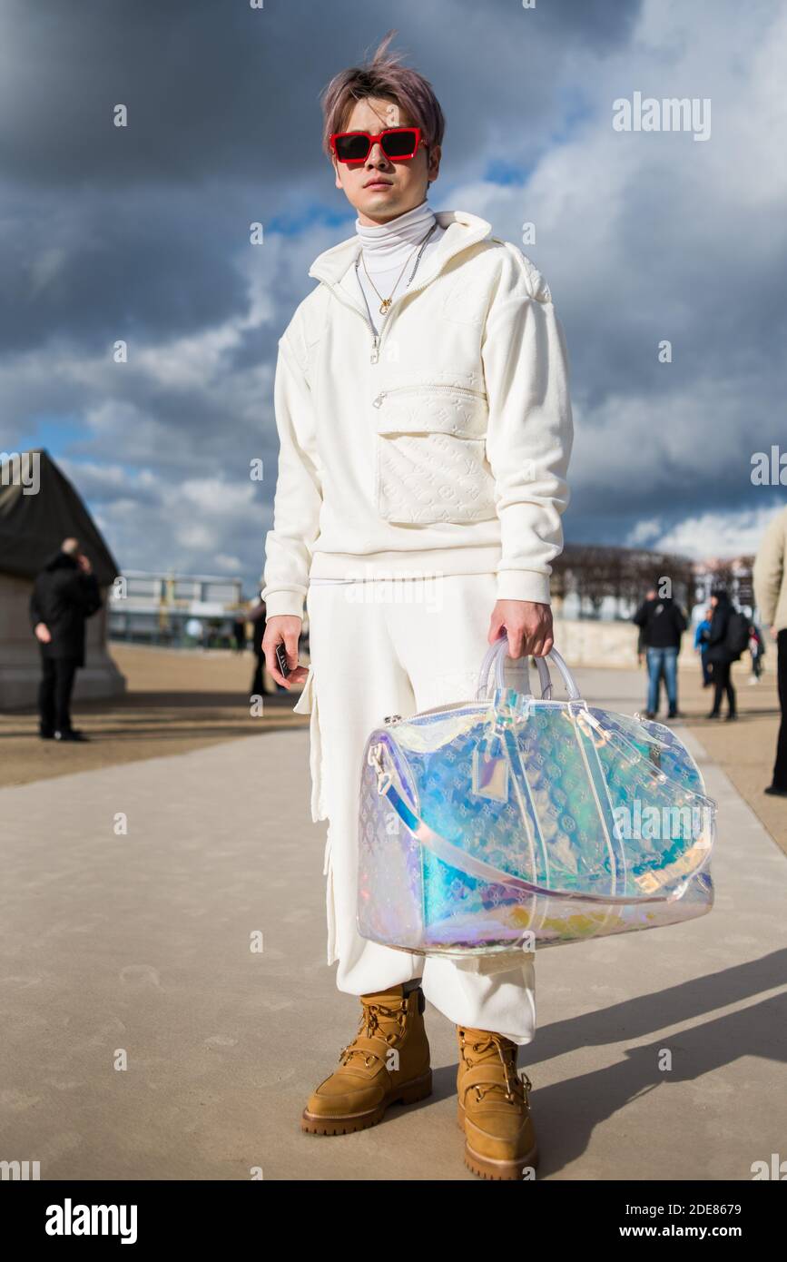 Un homme pose devant les spectacles Louis Vuitton dans le cadre de Paris  vêtements pour hommes automne/hiver 2019-2020 le 17 janvier 2019 à Paris,  France. Photo de Julie Sebadelha/ABACAPRESS.COM Photo Stock -