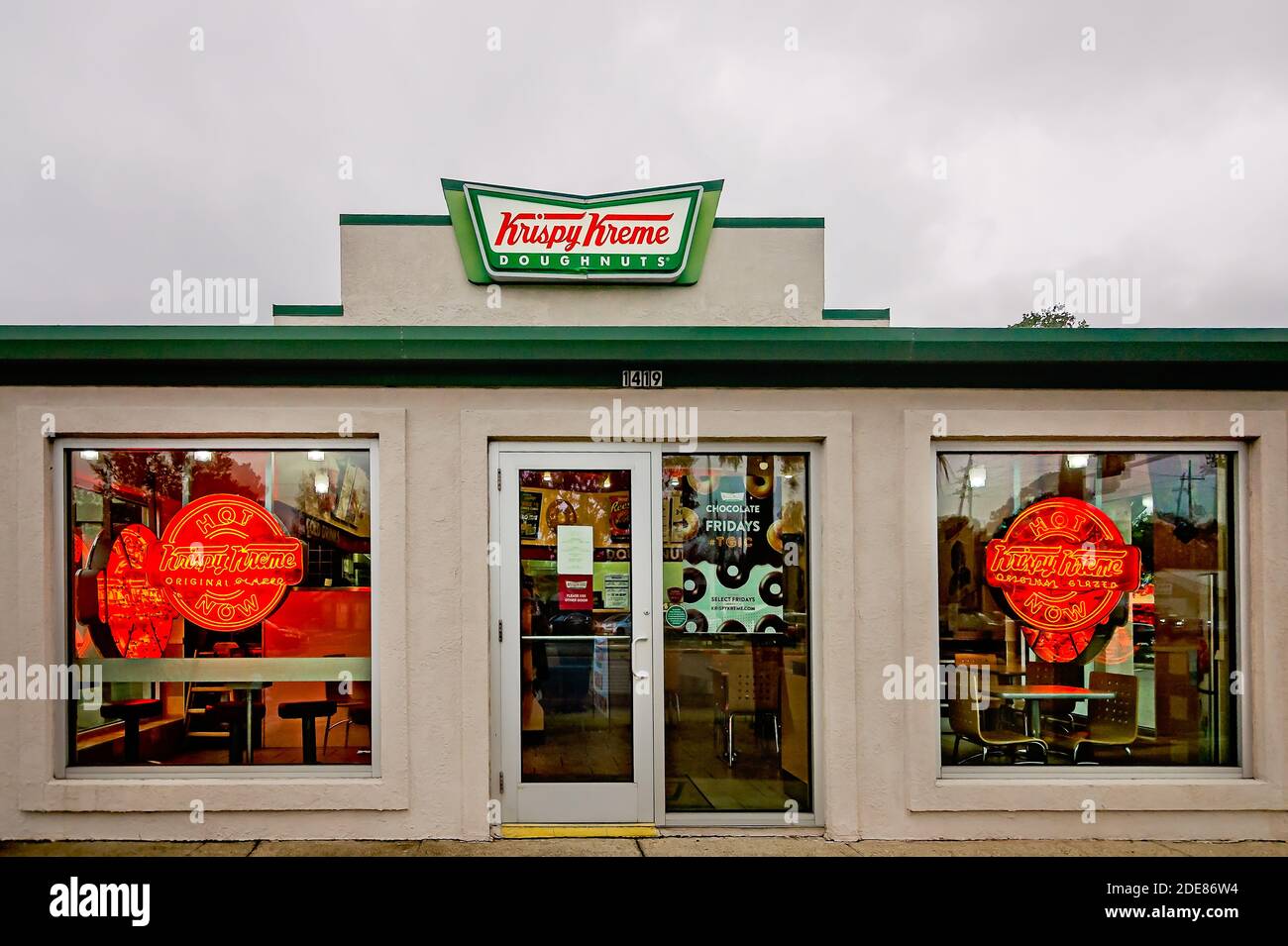Krispy Kreme Donuts affiche le panneau Hot Now dans les fenêtres, 28 novembre 2020, à Ocean Springs, Mississippi. Banque D'Images