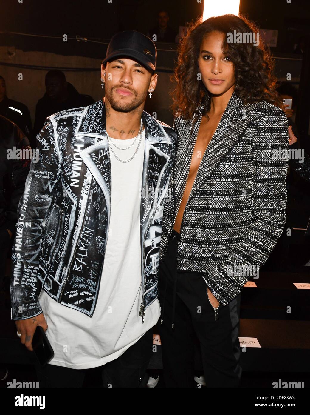 Neymar et Cindy Bruna assistent au salon de mode Christian Balmain automne  hiver 2019 dans le cadre de la semaine de la mode de Paris pour hommes le  18 janvier 2018 à