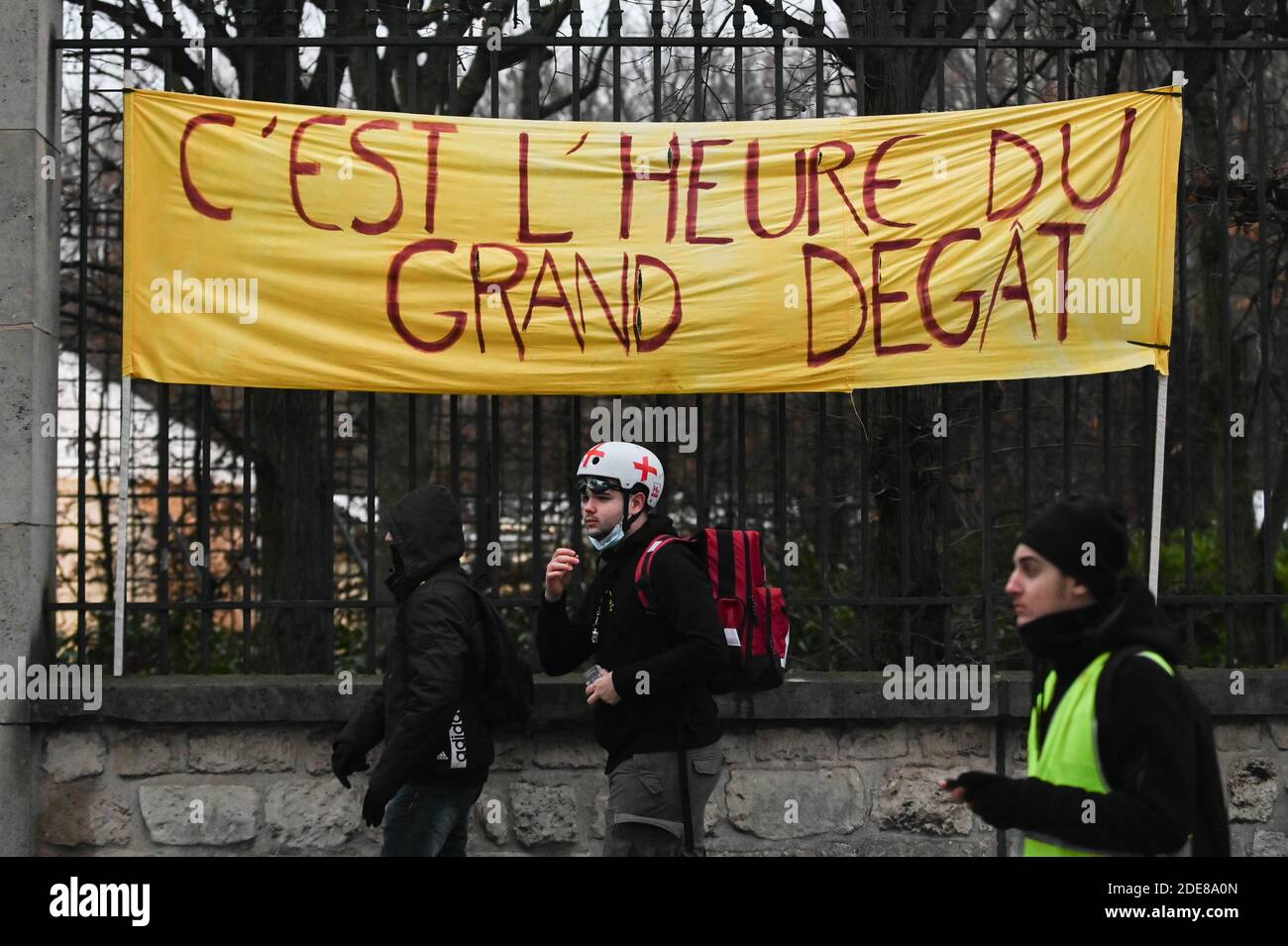 Les gens marchent devant un signe "c'est le temps des grands dégâts (un jeu sur parole avec le président français Emmanuel Macron grand débat) pendant le 10e acte de la manifestation des gilets jaunes à Paris le 19 janvier 2019. Photo de Julie Sebadelha/ABACAPRESS.COM Banque D'Images