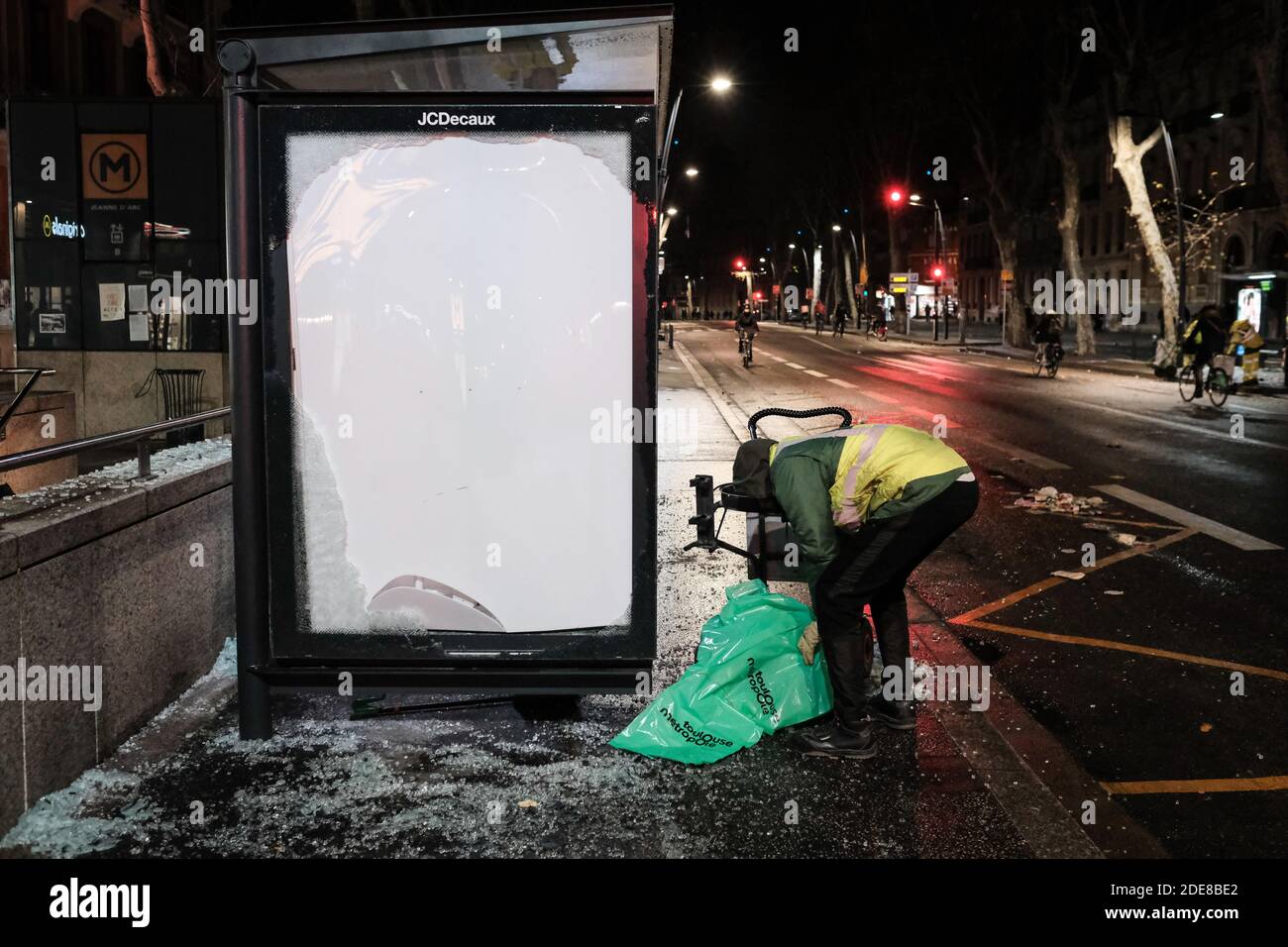 Les employés municipaux nettoiant le verre brisé des abris de bus. Les Gilets Jaunes (Jackets jaunes) ont manifesté pour le 10e samedi consécutif dans le centre-ville de Toulouse (France). Le 19 janvier 2019, plus de 10,000 manifestants ont envahi les rues jusqu'à la nuit, pour demander la démission de Macron, mais aussi pour souligner la violence policière. Photo de Patrick Batard / ABACAPRESS.COM Banque D'Images