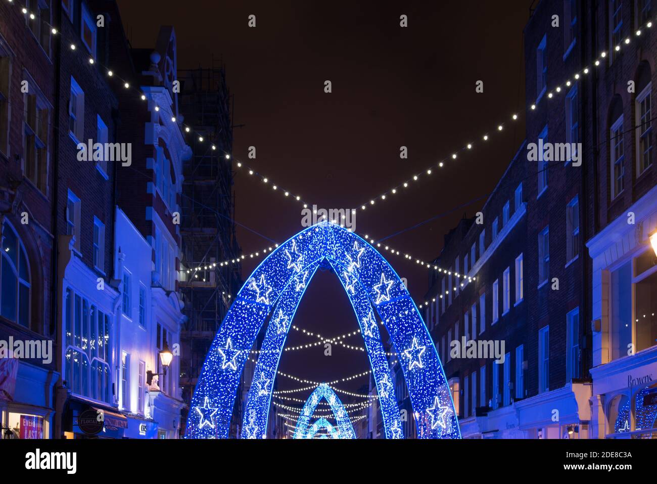 Noël, lumières 2020 Blue Neon structure éclairage à DEL courbe exposition Sculpture public Street Art sur South Molton Street, Westminster, London, W1K Banque D'Images