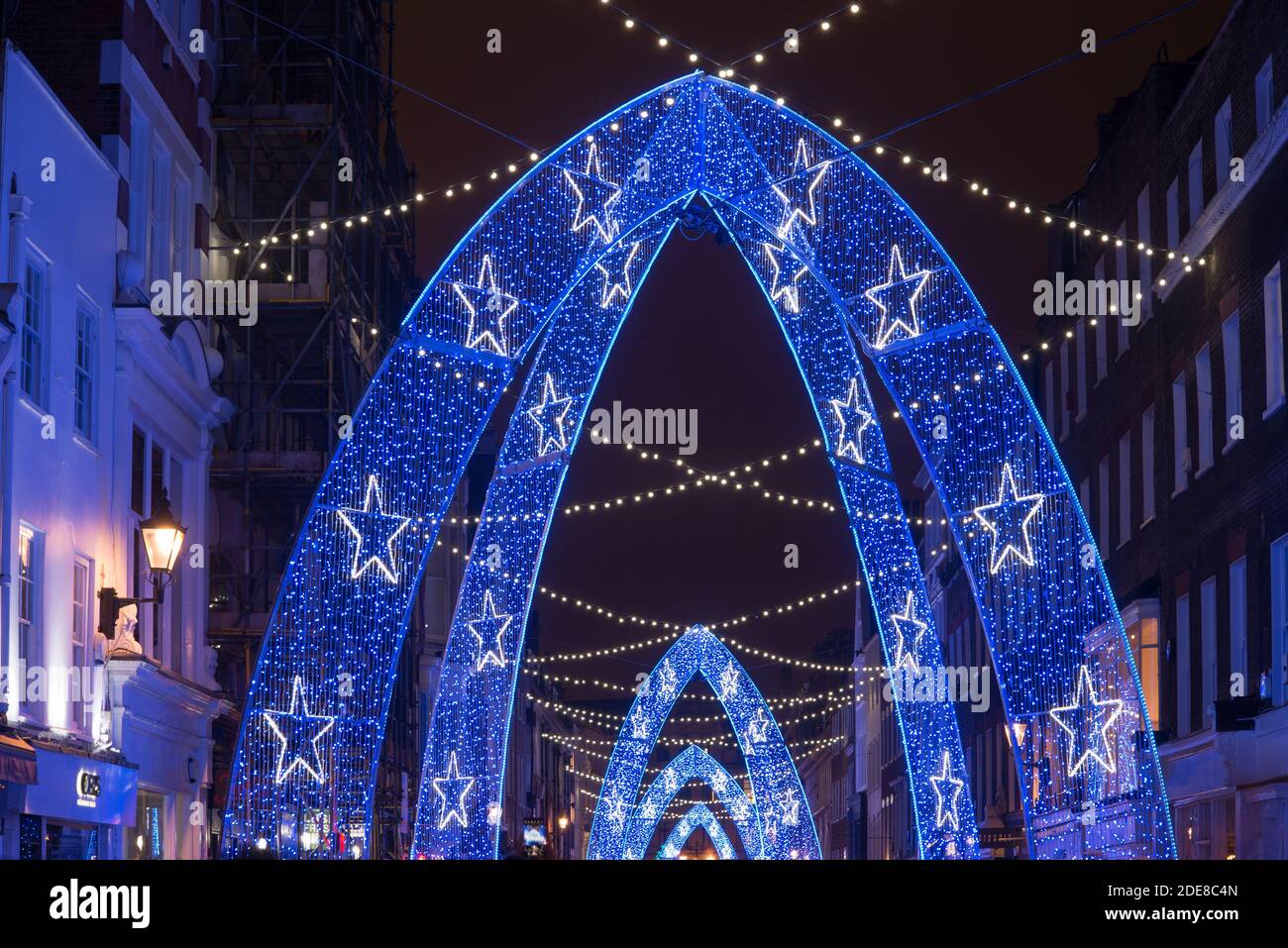 Noël, lumières 2020 Blue Neon structure éclairage à DEL courbe exposition Sculpture public Street Art sur South Molton Street, Westminster, London, W1K Banque D'Images