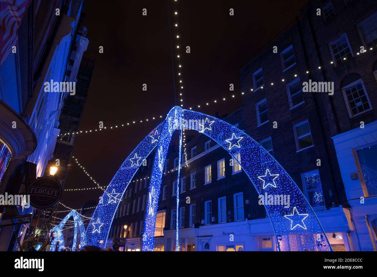 Noël, lumières 2020 Blue Neon structure éclairage à DEL courbe exposition Sculpture public Street Art sur South Molton Street, Westminster, London, W1K Banque D'Images