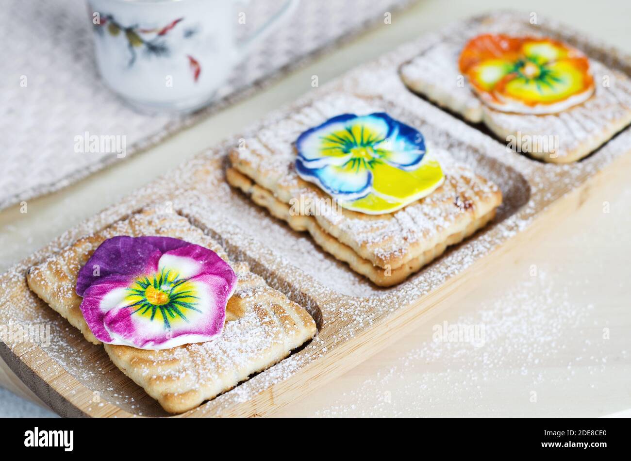 Biscuits décorés de fleurs de sucre et de sucre en poudre. Mise au point sélective Banque D'Images