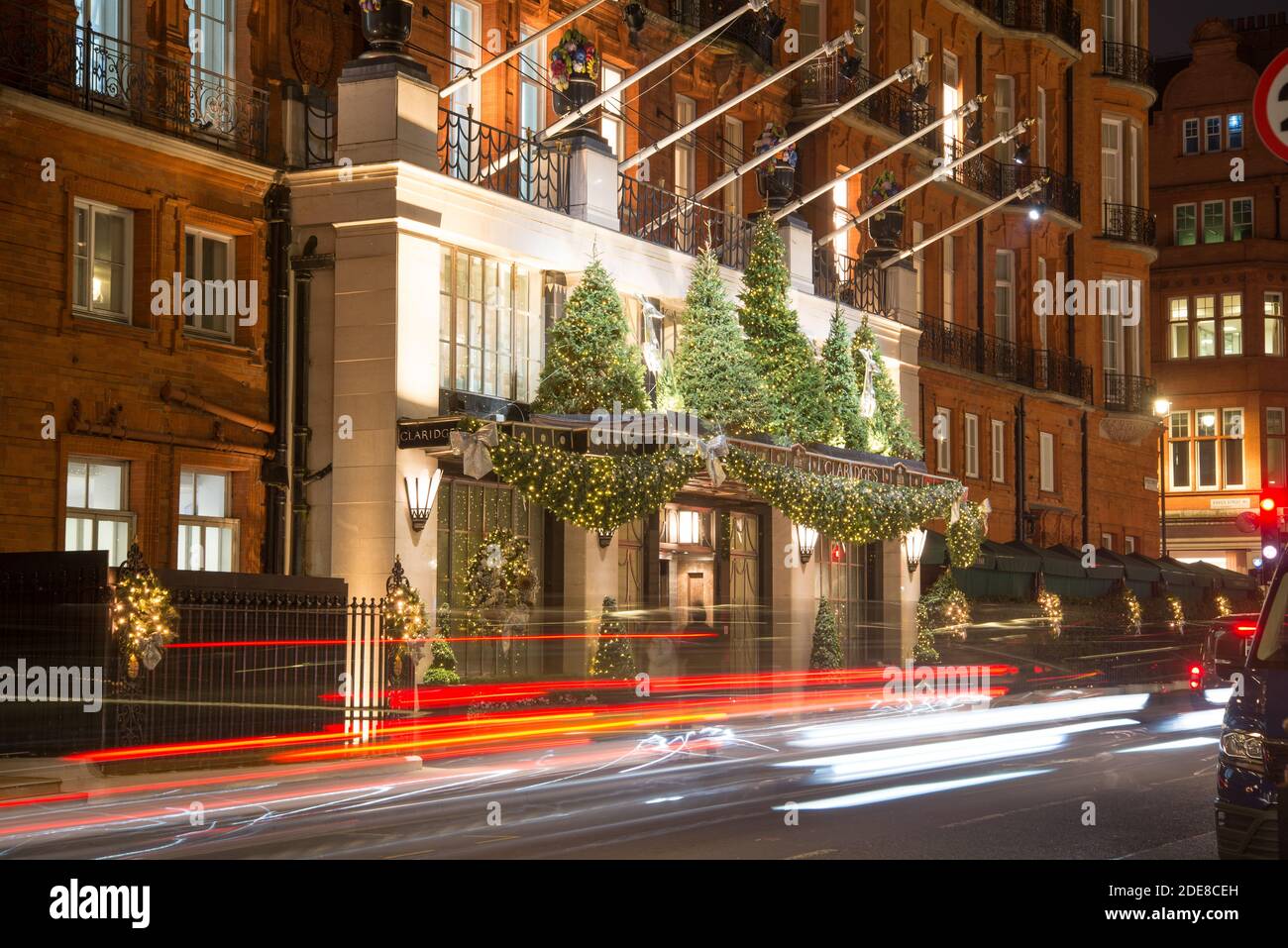 Noël Noël lumières 2020 Affichage entrée avant traditionnel Hôtel cinq étoiles Luxury nuit sombre à Claridge, Brook Street, Mayfair, Londres W1K Banque D'Images