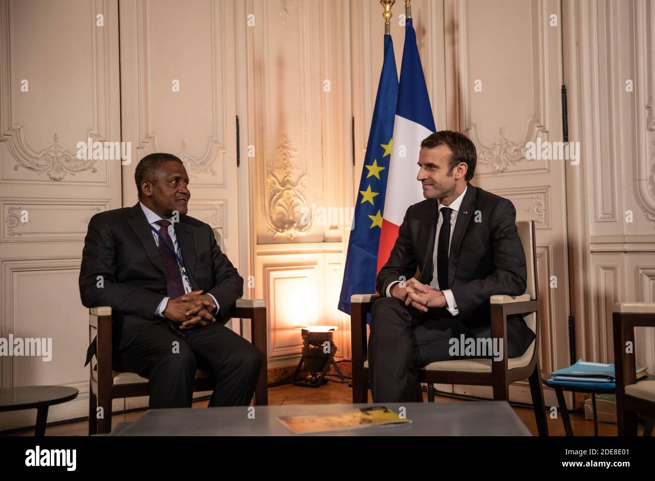 Le magnat nigérian des affaires Aliko Dangote (L) pose à côté du président français Emmanuel Macron (R) avant une réunion dans le cadre de la deuxième édition du sommet « Choose France », le 21 janvier 2019 à Versailles. Photo de Laurence Geai/pool/ABACAPRESS.COM Banque D'Images