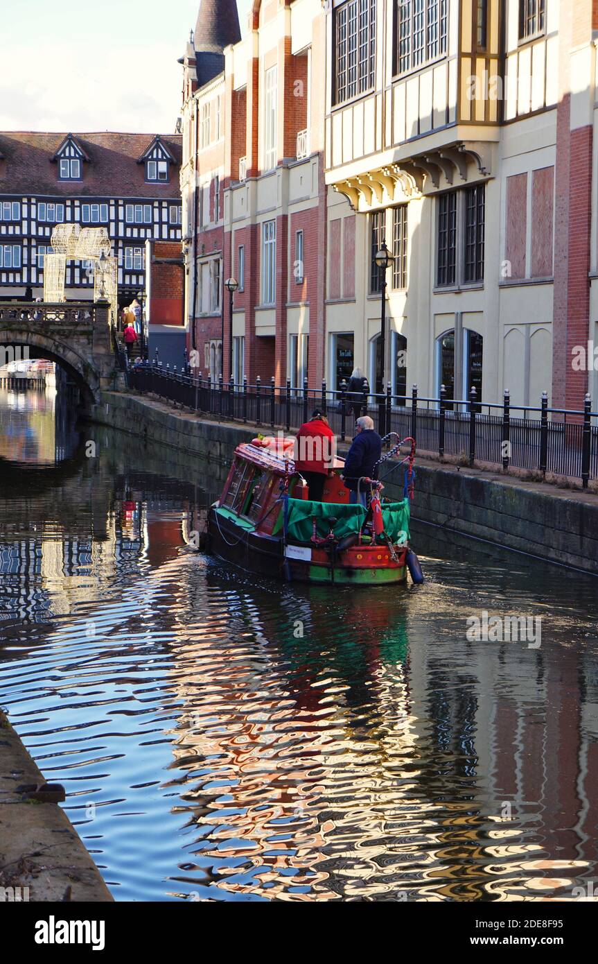 Les gens qui roulent sur une barge verte naviguant le long de la rivière Witham dans la ville. Lincoln. Lincolnshire, Banque D'Images