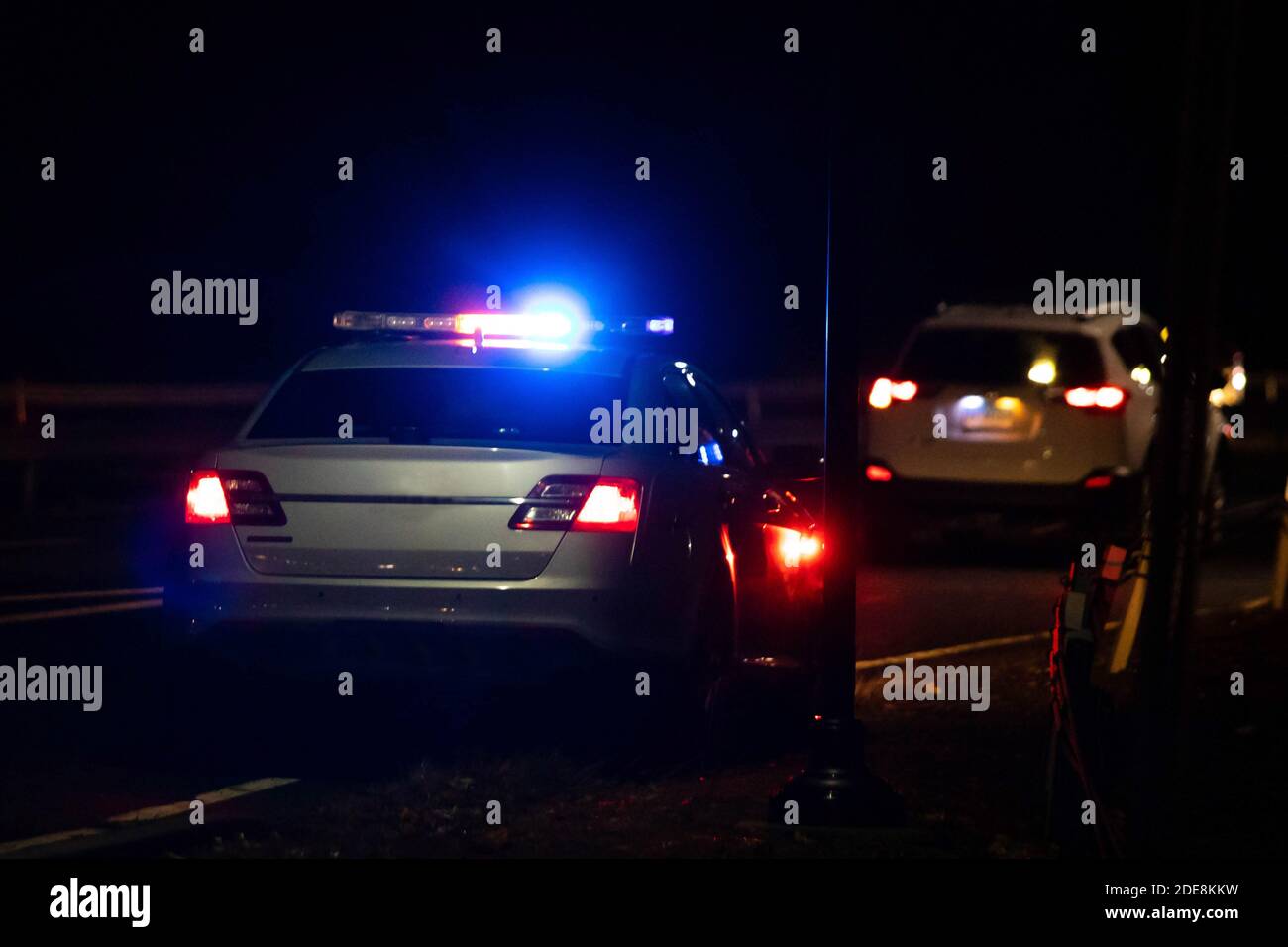 Les feux de détresse de la police s'allument la nuit depuis l'arrière autoroute Banque D'Images