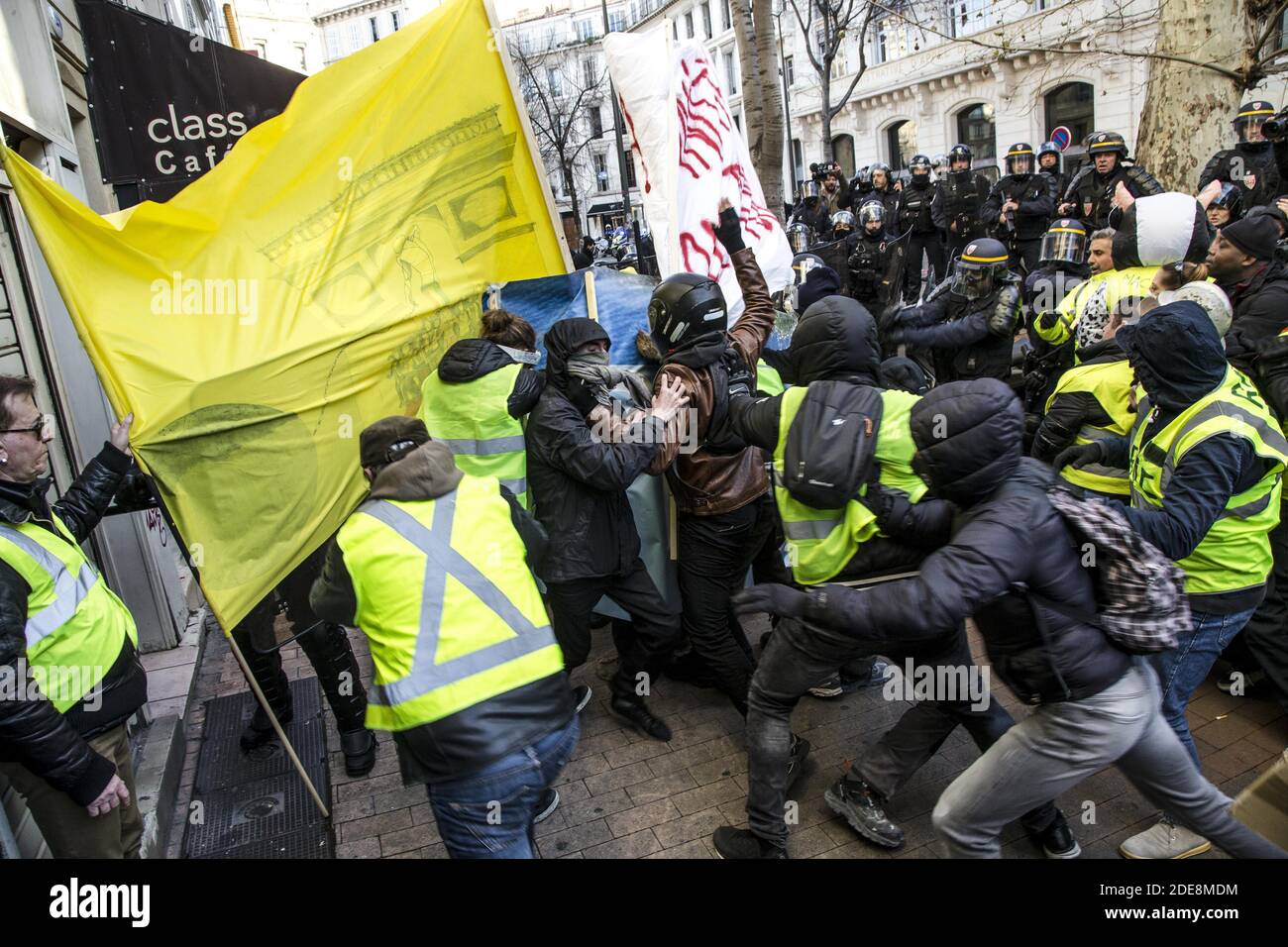 Les manifestants du 19 janvier 2019 à Marseille, lors d'une manifestation  organisée par le mouvement des gilets jaunes (gilets jaunes) dans une  rangée de manifestations nationales pour le dixième samedi consécutif contre
