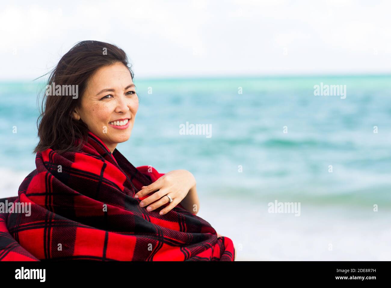Portrait d'une femme asiatique enveloppée dans une couverture. Banque D'Images