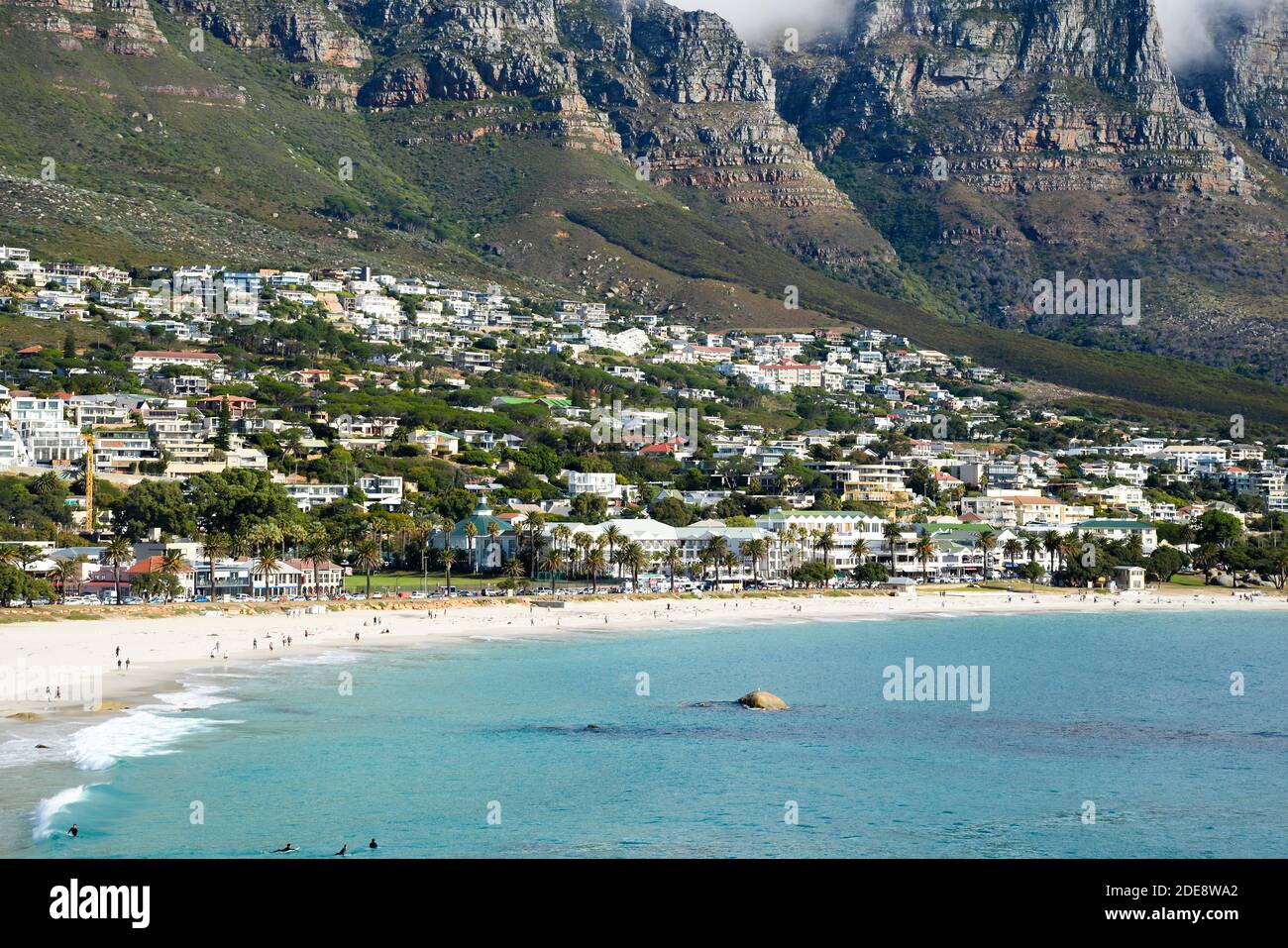 Camps Bay Beach au Cap, Afrique du Sud. Plage avec banlieue de Bakoven et paysage magnifique derrière. Banque D'Images