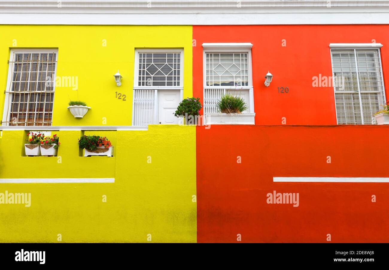 Bo-Kaap maisons colorées au Cap, Afrique du Sud. Maisons de quartier traditionnelles Bokaap jaunes et rouges avec fenêtres. Anciennement quartier malais. Banque D'Images