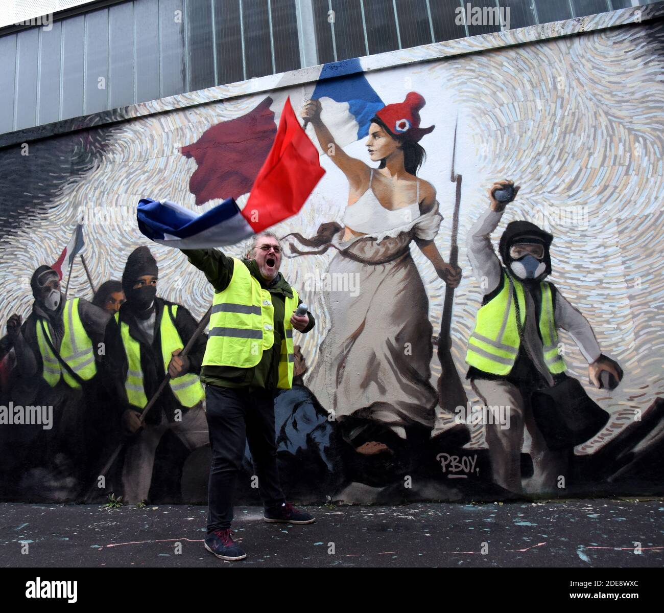 Une fresque de l'artiste de rue français PBOY (Pascal Boyart) sur le  mouvement des gilets jaunes « Gilets Jaunes » inspirée par la peinture  d'Eugene Delacroix « la liberté à la tête