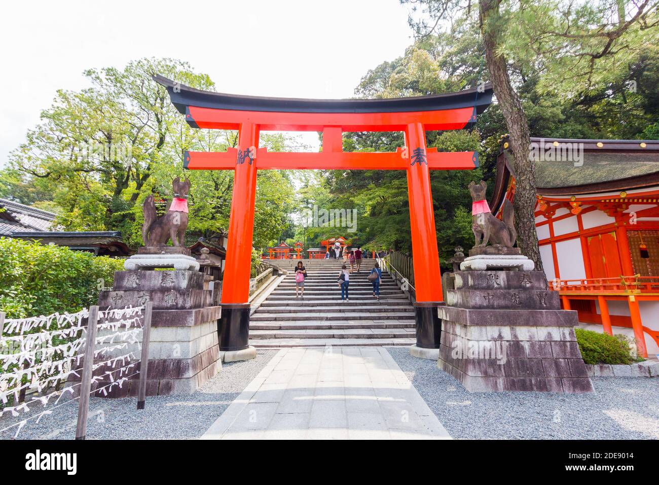 Le sacré Fushimi Inari Taisha à Kyoto, au Japon, avec sa série de portes vermilion torii Banque D'Images