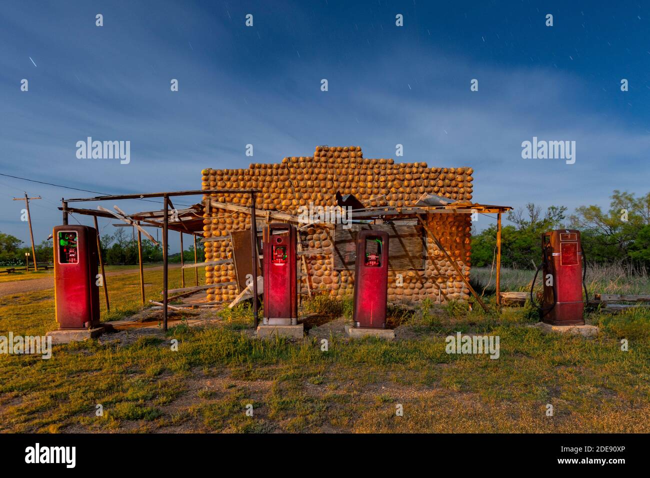 Pompes à gaz anciennes à une station de remplissage faite de rochers. Banque D'Images Pompes à gaz anciennes à une station de remplissage faite de rochers. Banque D'Images