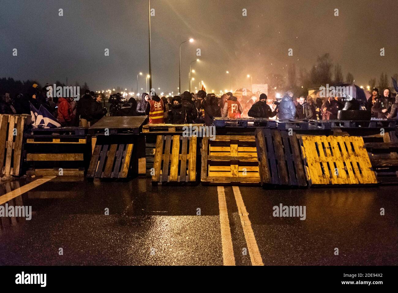 Environ 100 membres du personnel pénitentiaire ont bloqué l'accès à la prison de Fleury-Mérogis dans la soirée pour protester contre les déclarations de la ministre de la Justice Nicole Bellobet sur le refus d'accorder une augmentation de salaire aux gardiens de prison. Fleury-Mérogis, France, 31 janvier 2019. Photo de Samuel Boivin / ABACAPRESS.COM Banque D'Images