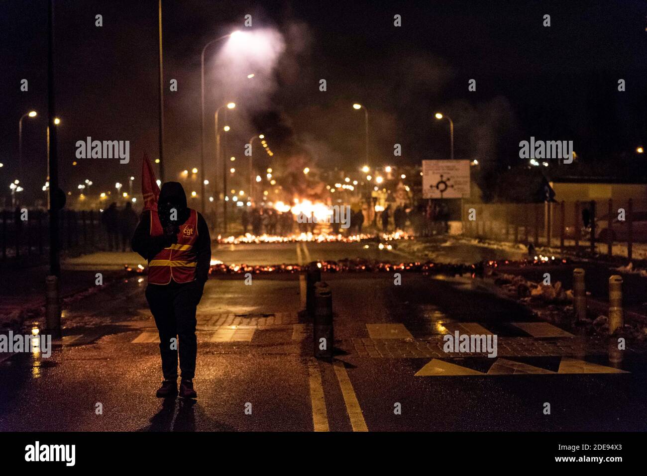 Environ 100 membres du personnel pénitentiaire ont bloqué l'accès à la prison de Fleury-Mérogis dans la soirée pour protester contre les déclarations de la ministre de la Justice Nicole Bellobet sur le refus d'accorder une augmentation de salaire aux gardiens de prison. Fleury-Mérogis, France, 31 janvier 2019. Photo de Samuel Boivin / ABACAPRESS.COM Banque D'Images