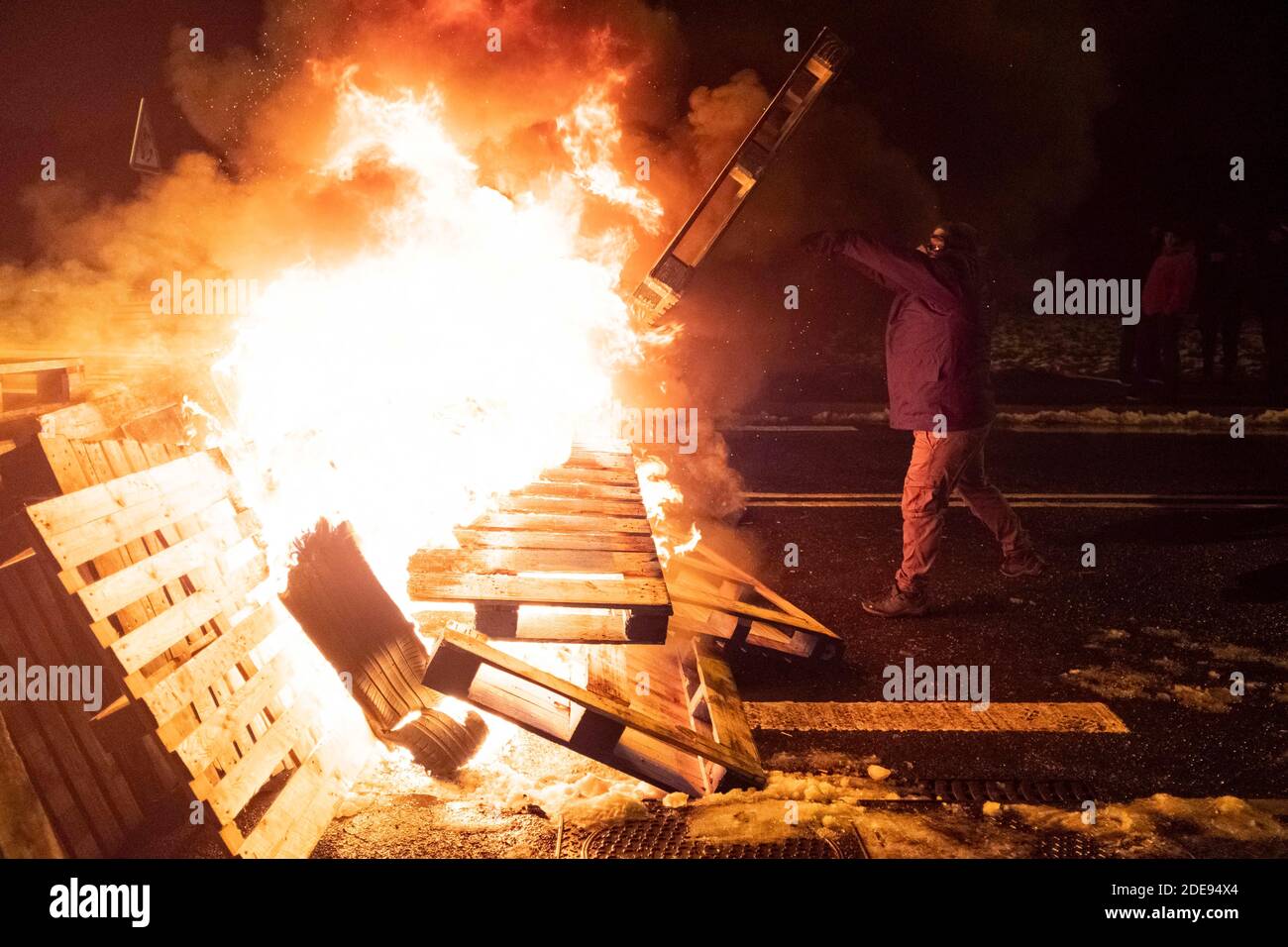 Environ 100 membres du personnel pénitentiaire ont bloqué l'accès à la prison de Fleury-Mérogis dans la soirée pour protester contre les déclarations de la ministre de la Justice Nicole Bellobet sur le refus d'accorder une augmentation de salaire aux gardiens de prison. Fleury-Mérogis, France, 31 janvier 2019. Photo de Samuel Boivin / ABACAPRESS.COM Banque D'Images