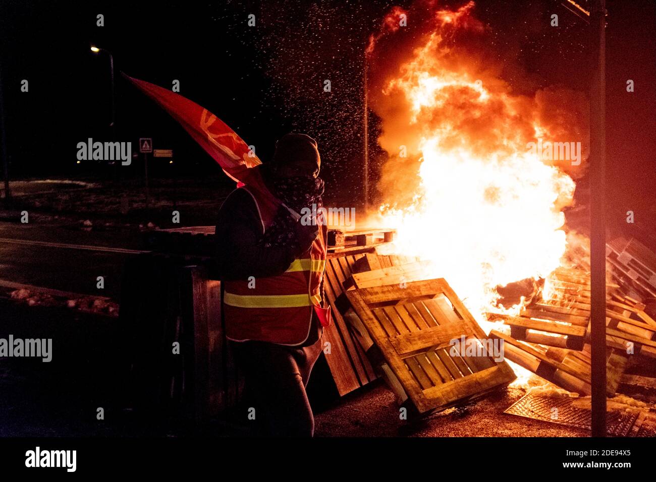 Environ 100 membres du personnel pénitentiaire ont bloqué l'accès à la prison de Fleury-Mérogis dans la soirée pour protester contre les déclarations de la ministre de la Justice Nicole Bellobet sur le refus d'accorder une augmentation de salaire aux gardiens de prison. Fleury-Mérogis, France, 31 janvier 2019. Photo de Samuel Boivin / ABACAPRESS.COM Banque D'Images