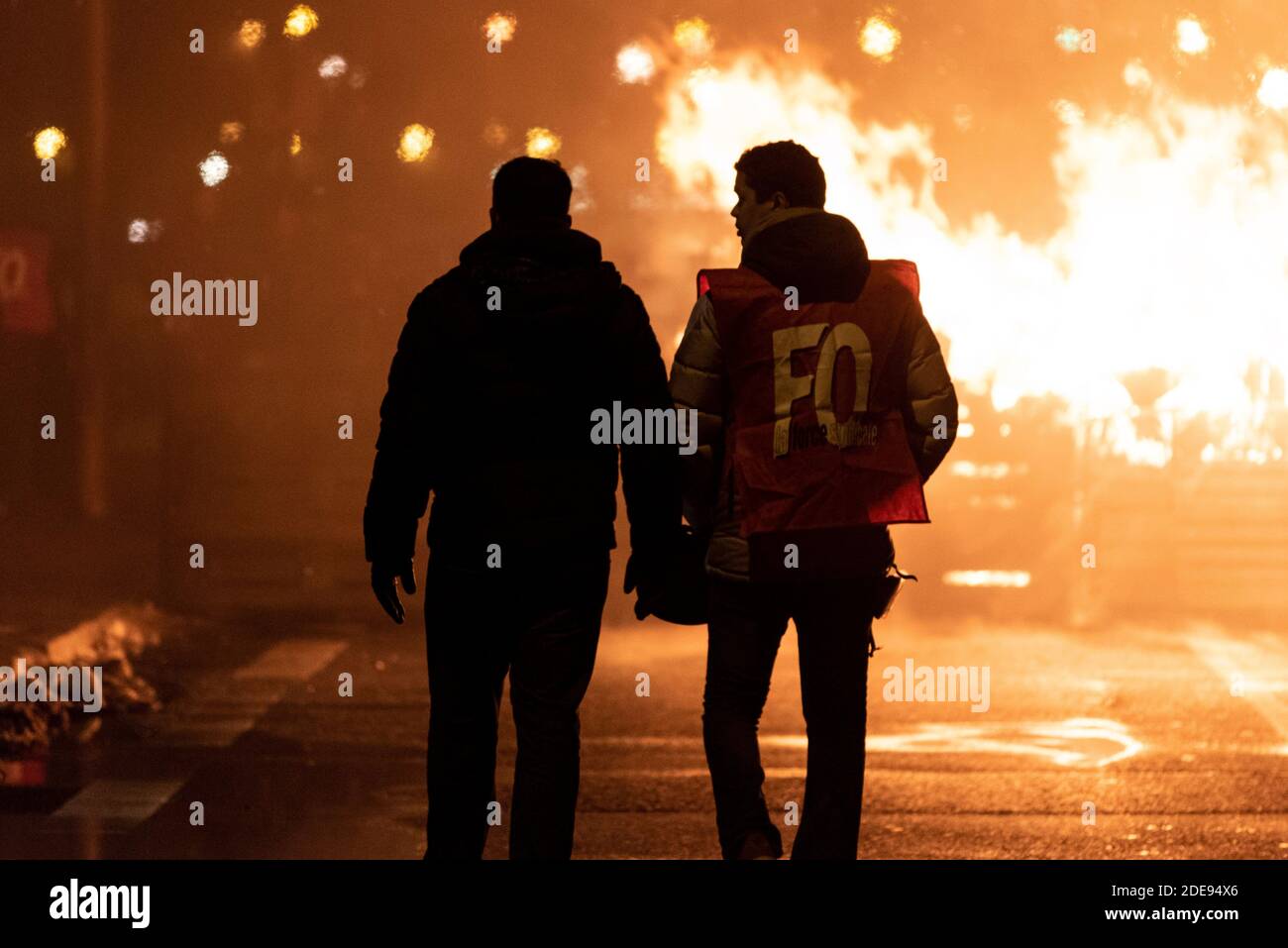 Environ 100 membres du personnel pénitentiaire ont bloqué l'accès à la prison de Fleury-Mérogis dans la soirée pour protester contre les déclarations de la ministre de la Justice Nicole Bellobet sur le refus d'accorder une augmentation de salaire aux gardiens de prison. Fleury-Mérogis, France, 31 janvier 2019. Photo de Samuel Boivin / ABACAPRESS.COM Banque D'Images