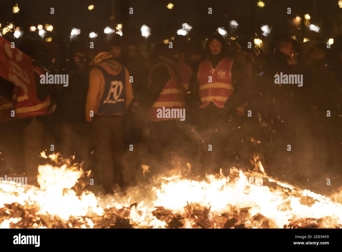 Environ 100 membres du personnel pénitentiaire ont bloqué l'accès à la prison de Fleury-Mérogis dans la soirée pour protester contre les déclarations de la ministre de la Justice Nicole Bellobet sur le refus d'accorder une augmentation de salaire aux gardiens de prison. Fleury-Mérogis, France, 31 janvier 2019. Photo de Samuel Boivin / ABACAPRESS.COM Banque D'Images