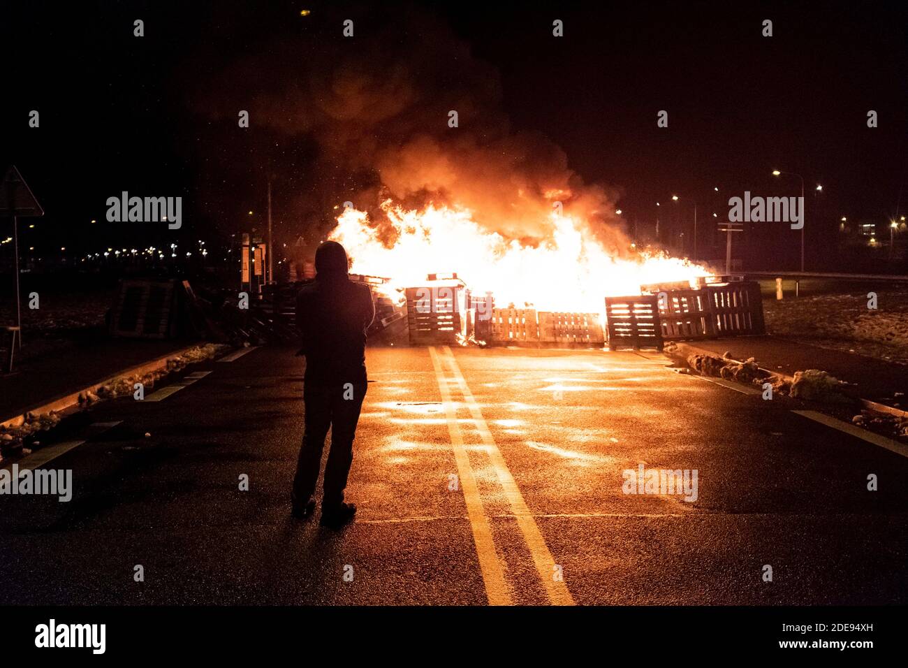 Environ 100 membres du personnel pénitentiaire ont bloqué l'accès à la prison de Fleury-Mérogis dans la soirée pour protester contre les déclarations de la ministre de la Justice Nicole Bellobet sur le refus d'accorder une augmentation de salaire aux gardiens de prison. Fleury-Mérogis, France, 31 janvier 2019. Photo de Samuel Boivin / ABACAPRESS.COM Banque D'Images