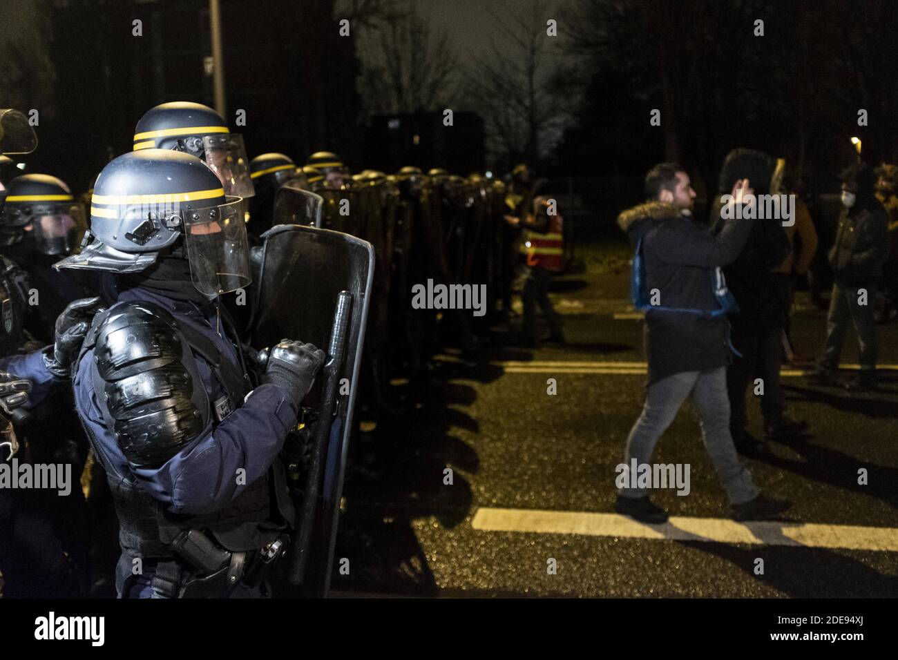 Environ 100 membres du personnel pénitentiaire ont bloqué l'accès à la prison de Fleury-Mérogis dans la soirée pour protester contre les déclarations de la ministre de la Justice Nicole Bellobet sur le refus d'accorder une augmentation de salaire aux gardiens de prison. Fleury-Mérogis, France, 31 janvier 2019. Photo de Samuel Boivin / ABACAPRESS.COM Banque D'Images