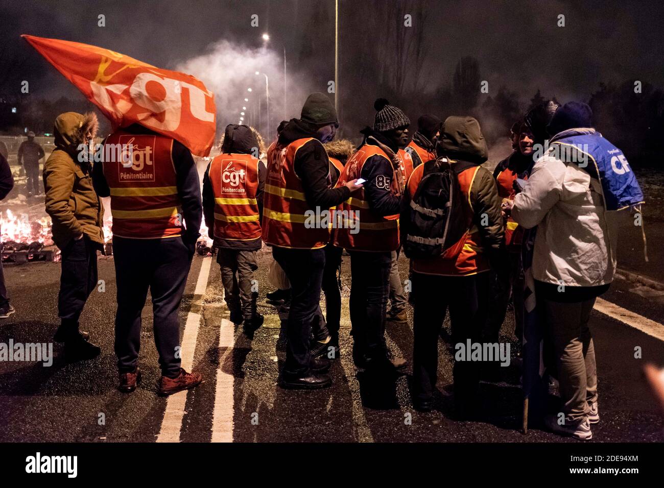 Environ 100 membres du personnel pénitentiaire ont bloqué l'accès à la prison de Fleury-Mérogis dans la soirée pour protester contre les déclarations de la ministre de la Justice Nicole Bellobet sur le refus d'accorder une augmentation de salaire aux gardiens de prison. Fleury-Mérogis, France, 31 janvier 2019. Photo de Samuel Boivin / ABACAPRESS.COM Banque D'Images