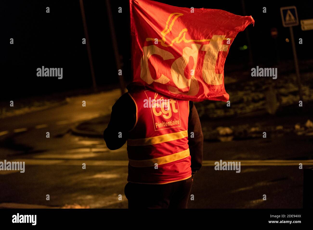 Environ 100 membres du personnel pénitentiaire ont bloqué l'accès à la prison de Fleury-Mérogis dans la soirée pour protester contre les déclarations de la ministre de la Justice Nicole Bellobet sur le refus d'accorder une augmentation de salaire aux gardiens de prison. Fleury-Mérogis, France, 31 janvier 2019. Photo de Samuel Boivin / ABACAPRESS.COM Banque D'Images