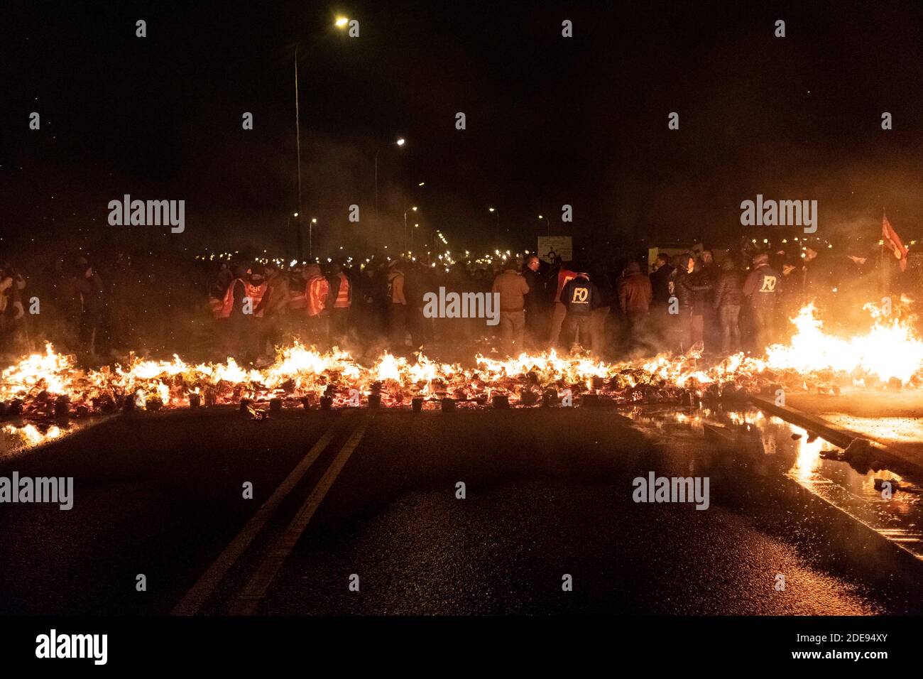 Environ 100 membres du personnel pénitentiaire ont bloqué l'accès à la prison de Fleury-Mérogis dans la soirée pour protester contre les déclarations de la ministre de la Justice Nicole Bellobet sur le refus d'accorder une augmentation de salaire aux gardiens de prison. Fleury-Mérogis, France, 31 janvier 2019. Photo de Samuel Boivin / ABACAPRESS.COM Banque D'Images