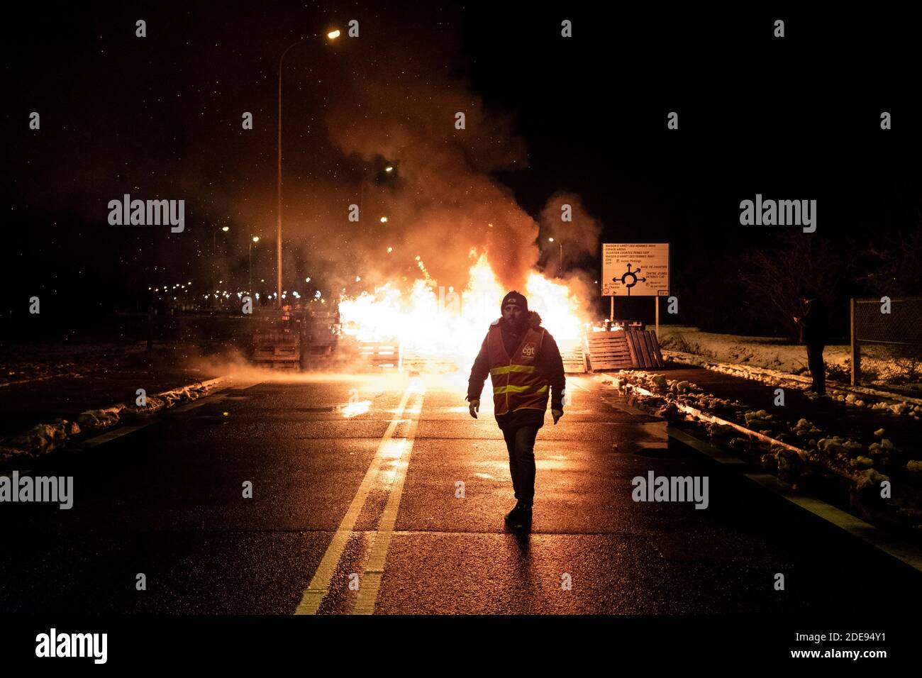 Environ 100 membres du personnel pénitentiaire ont bloqué l'accès à la prison de Fleury-Mérogis dans la soirée pour protester contre les déclarations de la ministre de la Justice Nicole Bellobet sur le refus d'accorder une augmentation de salaire aux gardiens de prison. Fleury-Mérogis, France, 31 janvier 2019. Photo de Samuel Boivin / ABACAPRESS.COM Banque D'Images