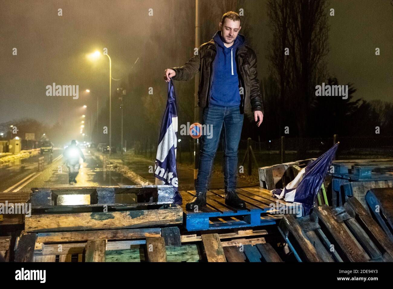 Environ 100 membres du personnel pénitentiaire ont bloqué l'accès à la prison de Fleury-Mérogis dans la soirée pour protester contre les déclarations de la ministre de la Justice Nicole Bellobet sur le refus d'accorder une augmentation de salaire aux gardiens de prison. Fleury-Mérogis, France, 31 janvier 2019. Photo de Samuel Boivin / ABACAPRESS.COM Banque D'Images